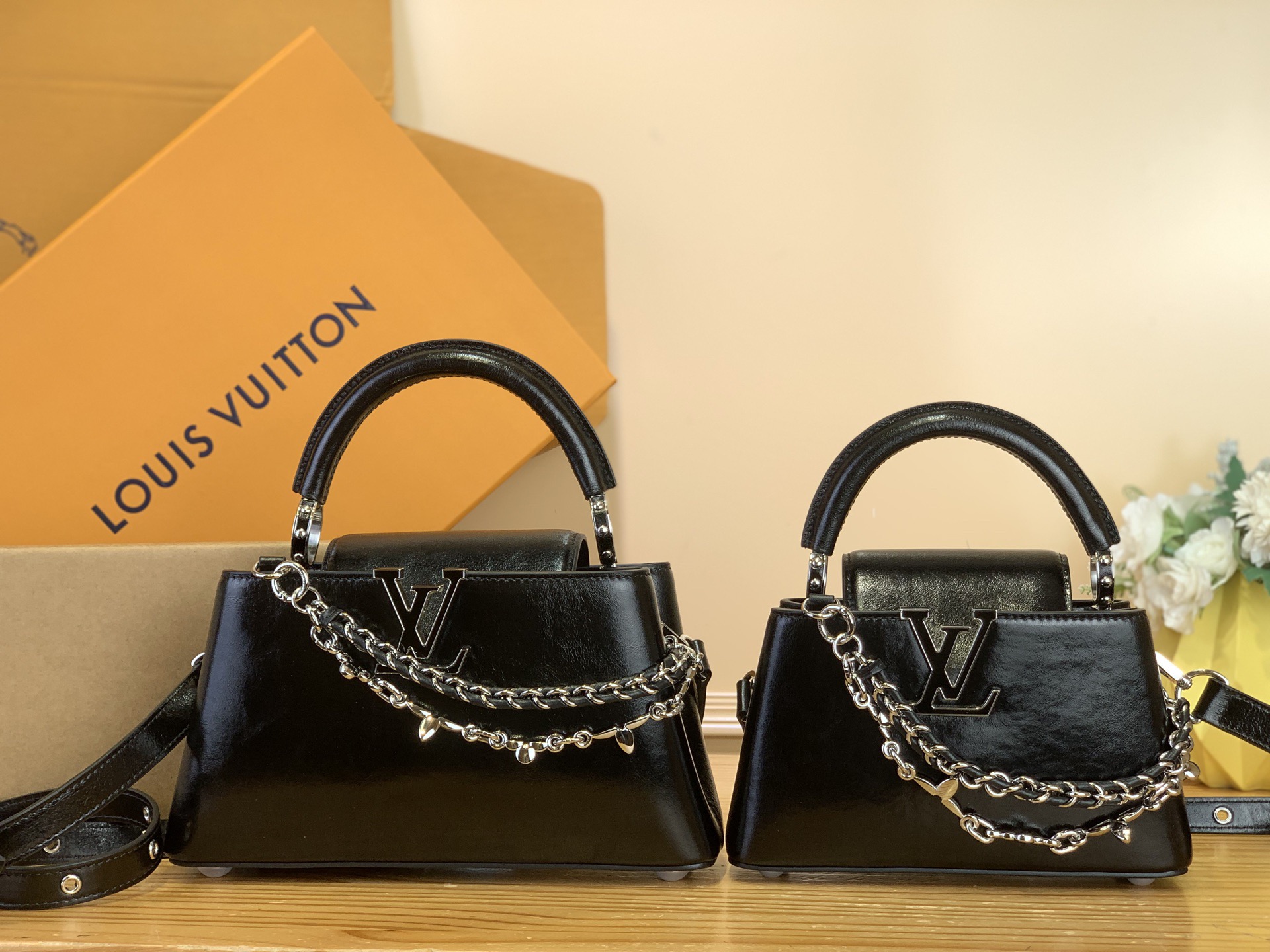 Сумка женская в стиле Louis Vuitton Capucines East-West mini с цепочкой