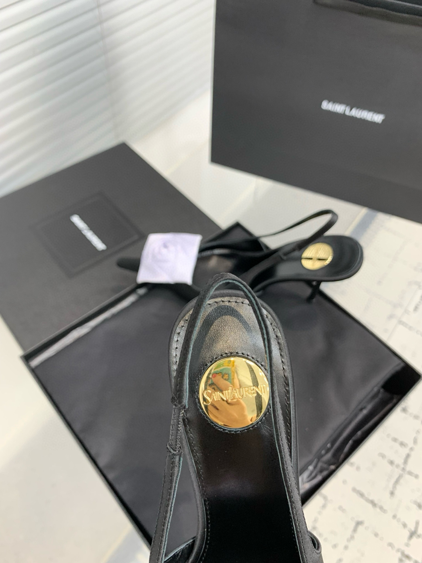 Туфли женские Saint Laurent с цветком slingback чёрного цвета с белым декором
