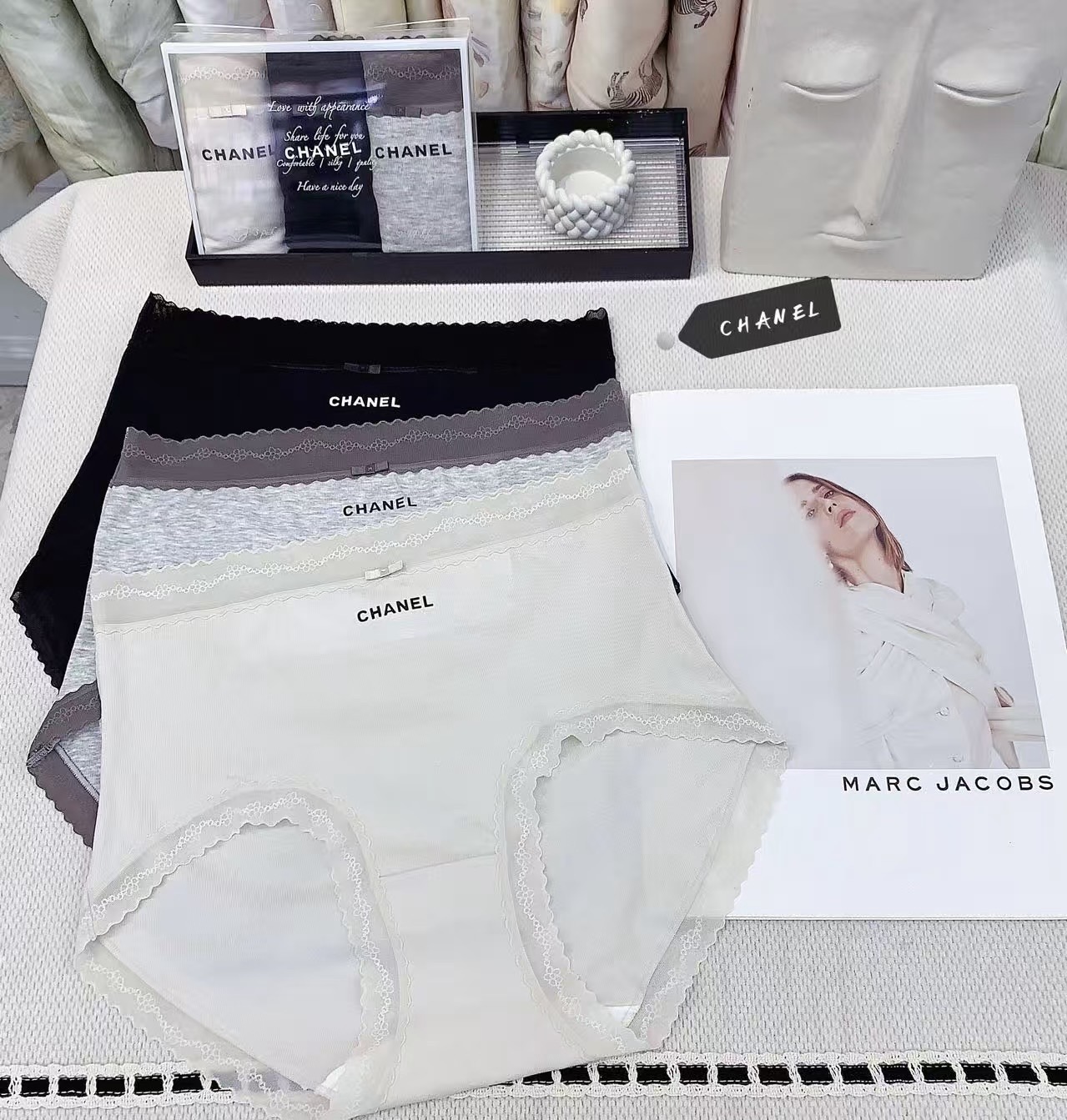 Трусы женские Chanel из хлопка и эластана с кружевной отделкой (набор 3 шт.)