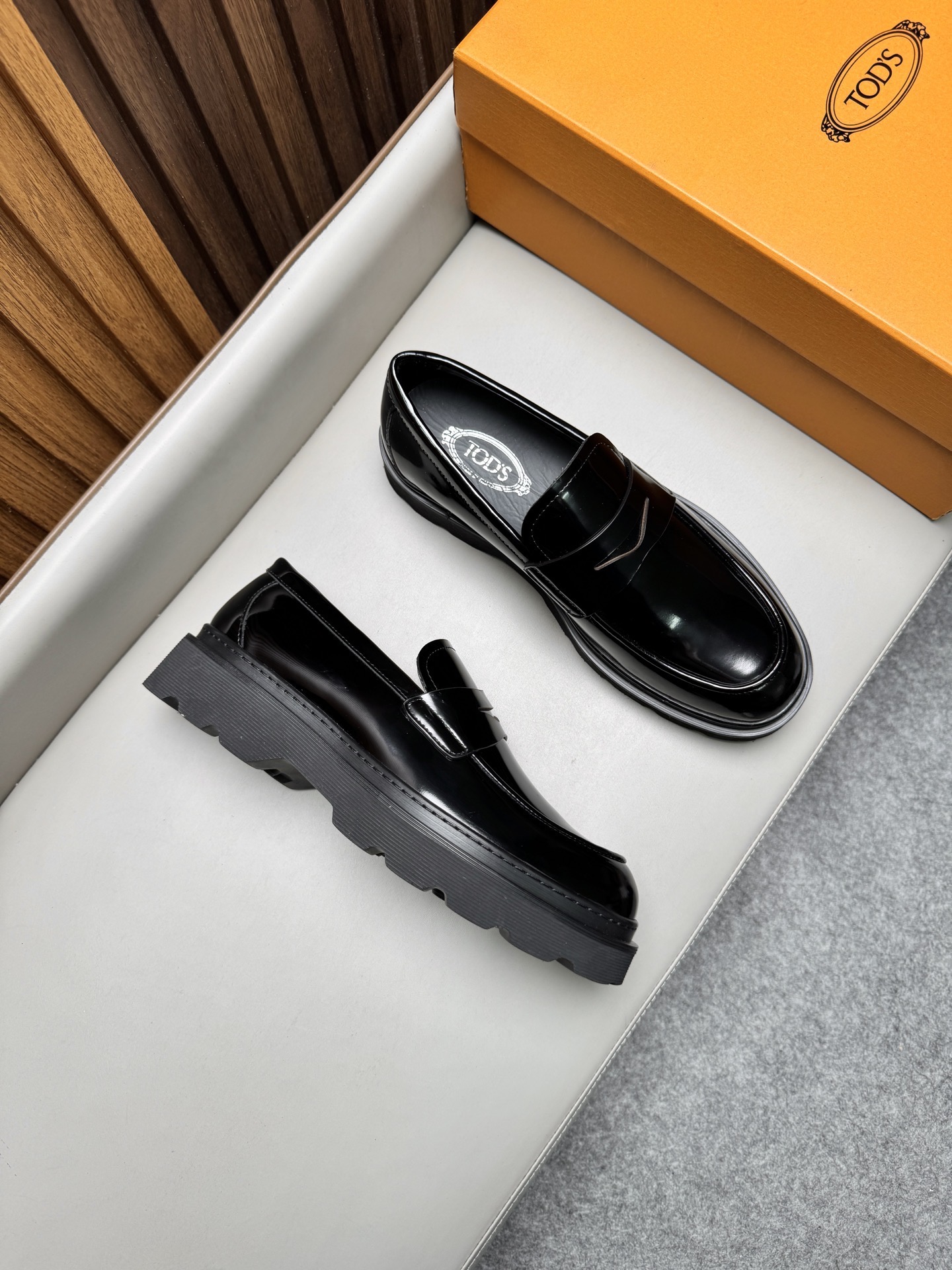 Лоферы мужские в стиле Tod’s черного цвета на массивной подошве