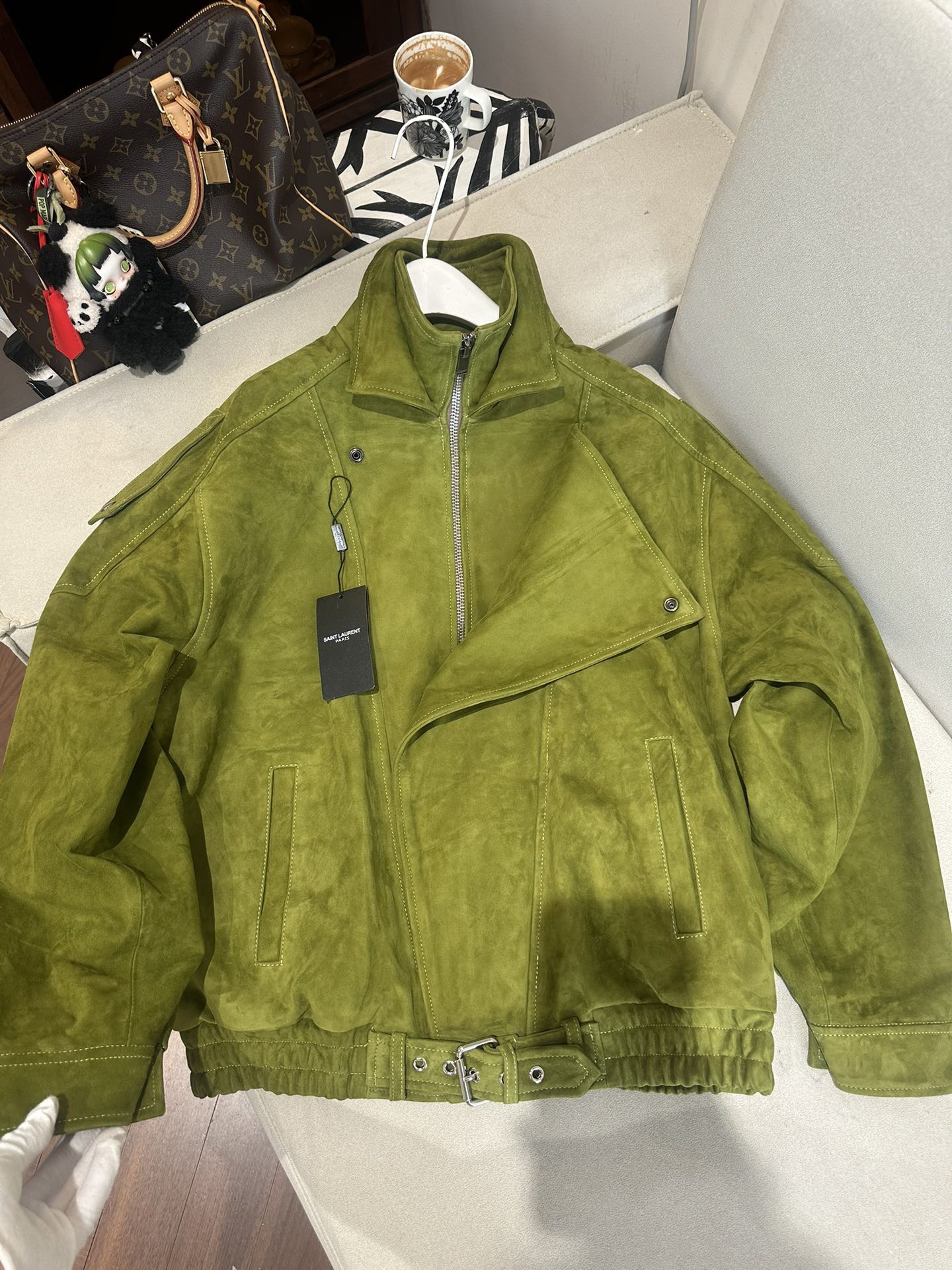 Куртка женская в стиле Saint Laurent из натуральной замши зелёного цвета укороченная с косой застёжкой