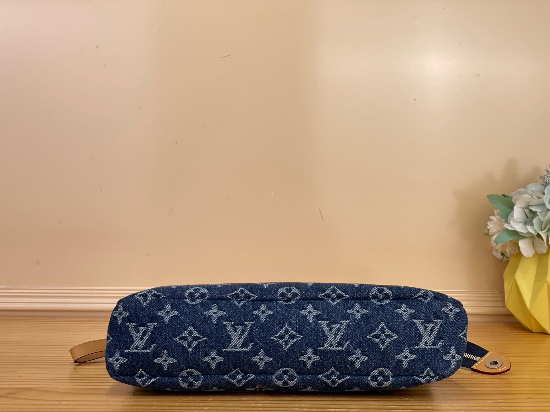 Клатч  Louis Vuitton Pochette Voyage Souple синего цвета