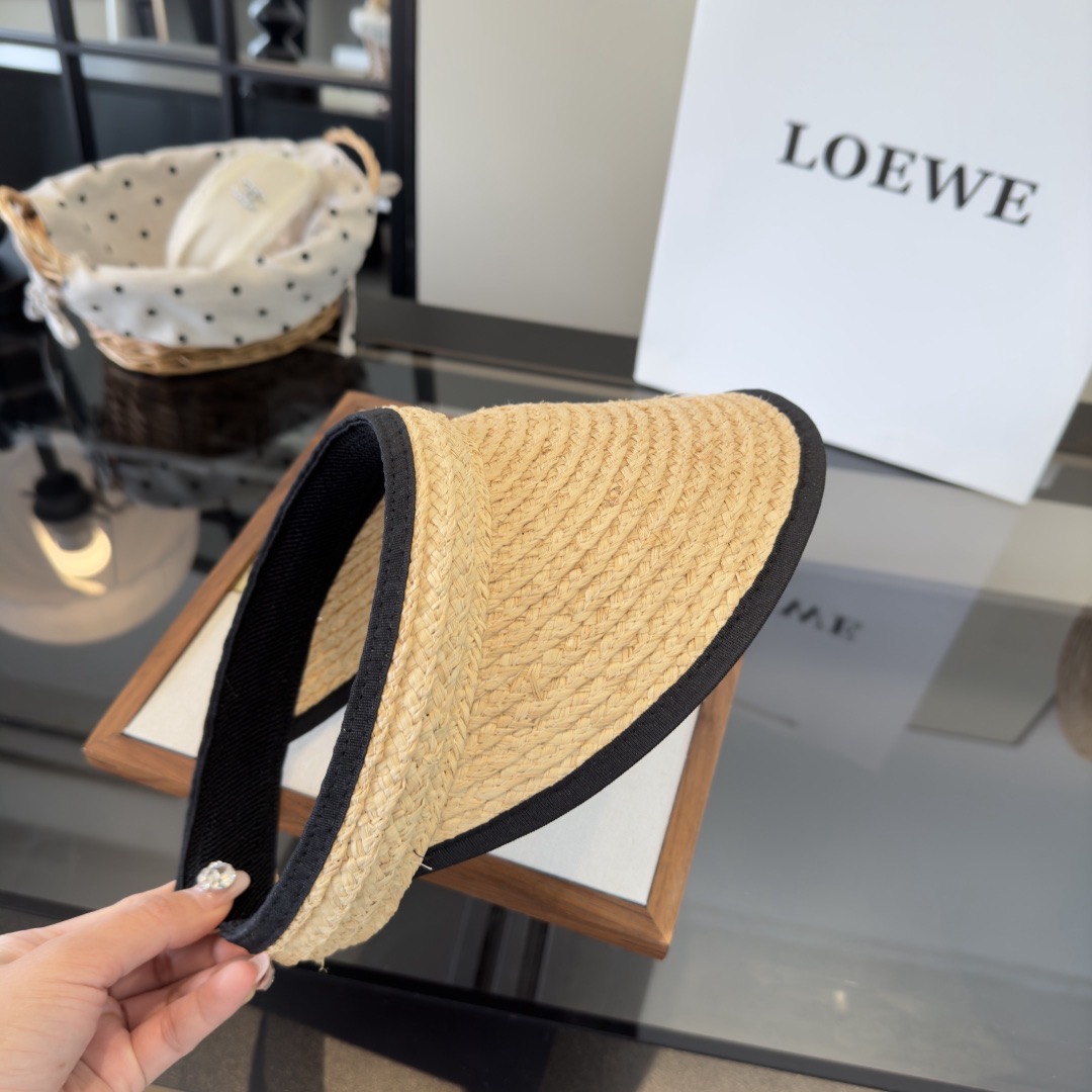 Козырёк женский в стиле Loewe бежевого цвета