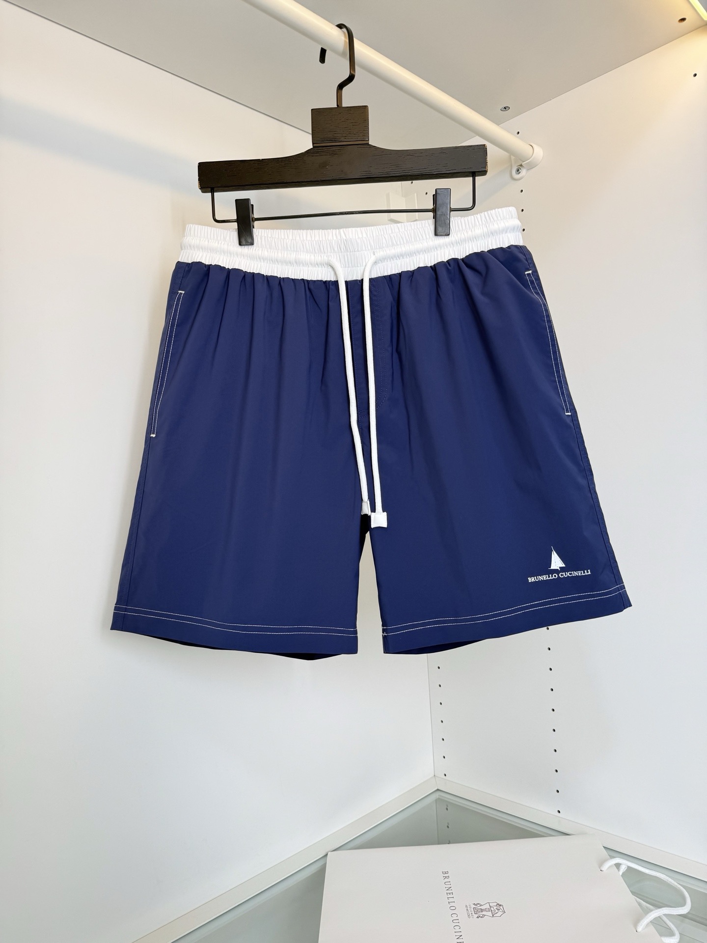 Шорты мужские в стиле Brunello Cucinelli синего цвета с контрастным поясом (пляжные)