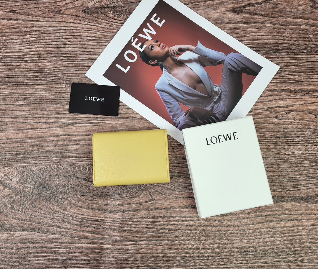 Кошелёк женский в стиле Loewe L1104 жёлтого цвета