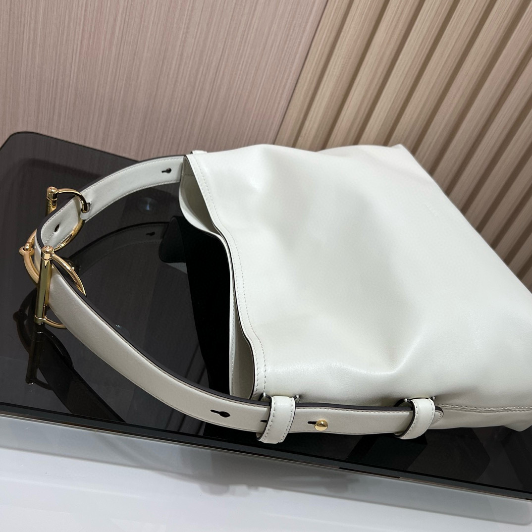 Сумка женская в стиле Gucci Beatrix из натуральной кожи молочно-белого цвета с декоративной пряжкой