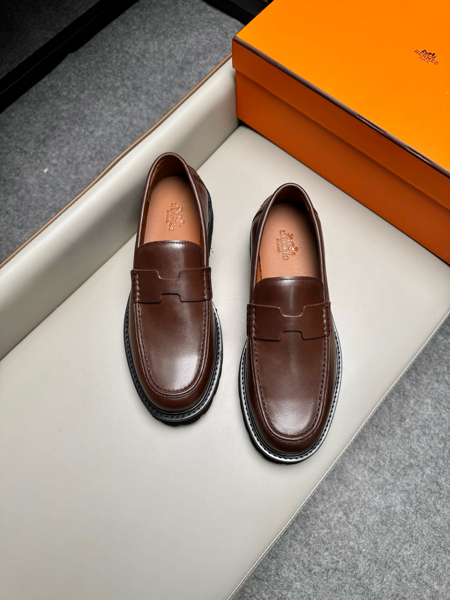 Лоферы мужские в стиле Hermes из натуральной кожи коричневого цвета