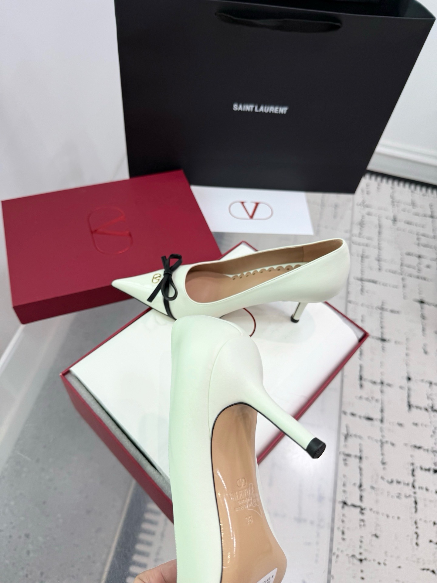Туфли женские Valentino Garavani VLogo с бантом молочного цвета