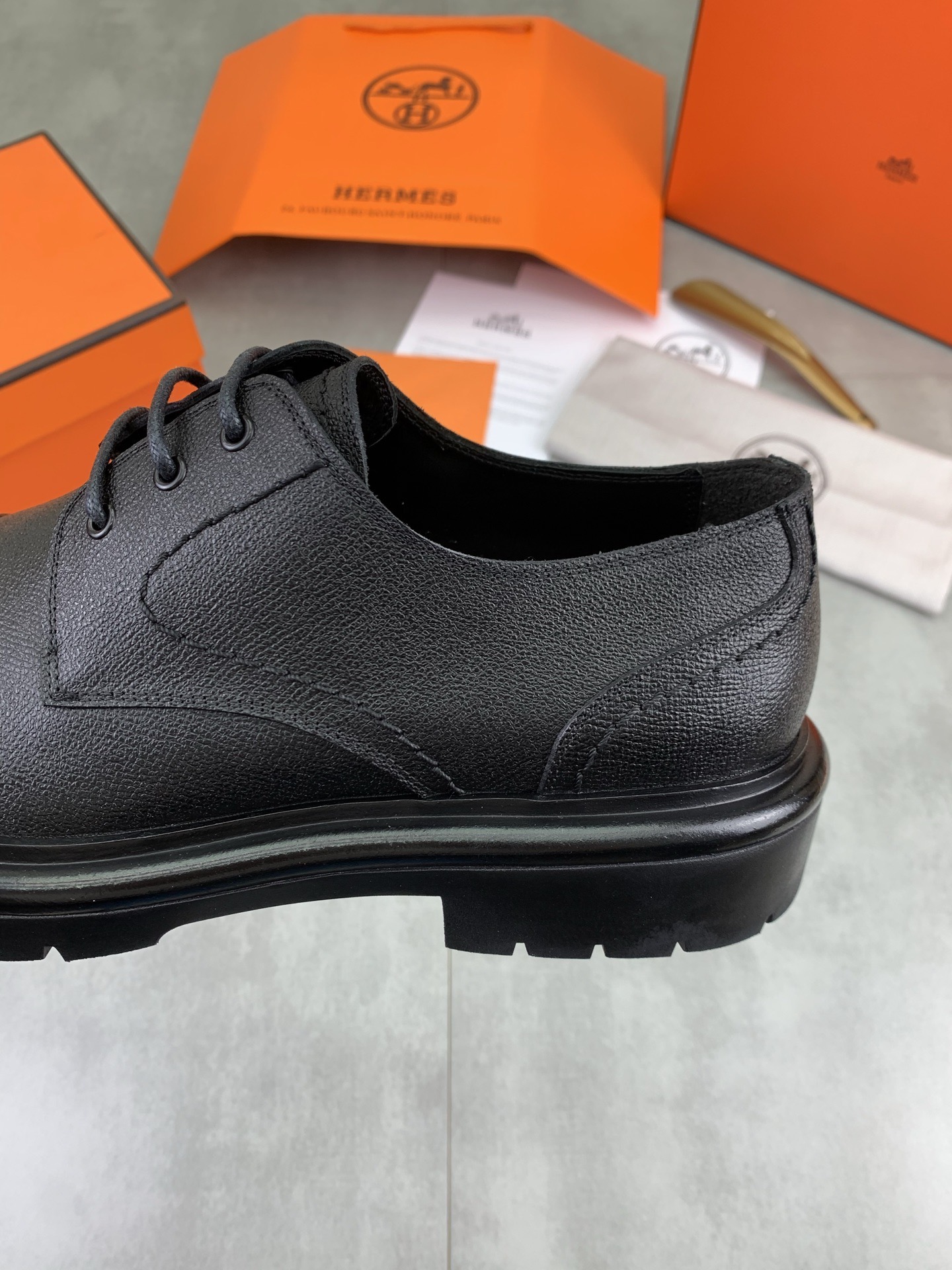 Дерби мужские в стиле Hermes из натуральной зернистой кожи черного цвета