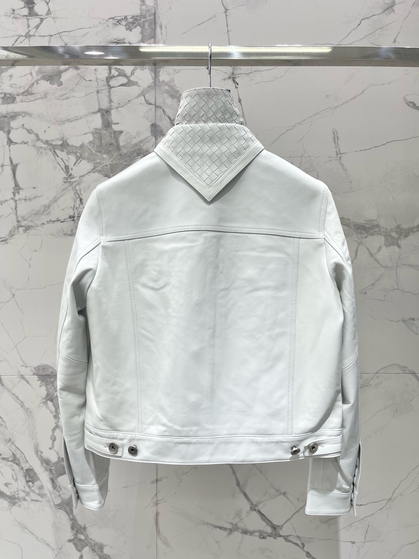 Куртка женская Bottega Veneta белого цвета с плетёным воротником Intrecciato