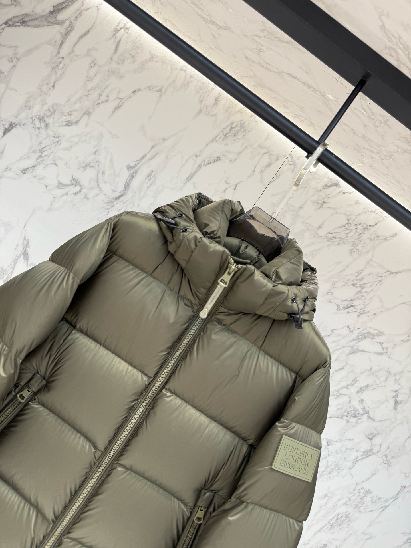 Пуховик мужской Burberry цвета хаки с капюшоном и натуральным пухом