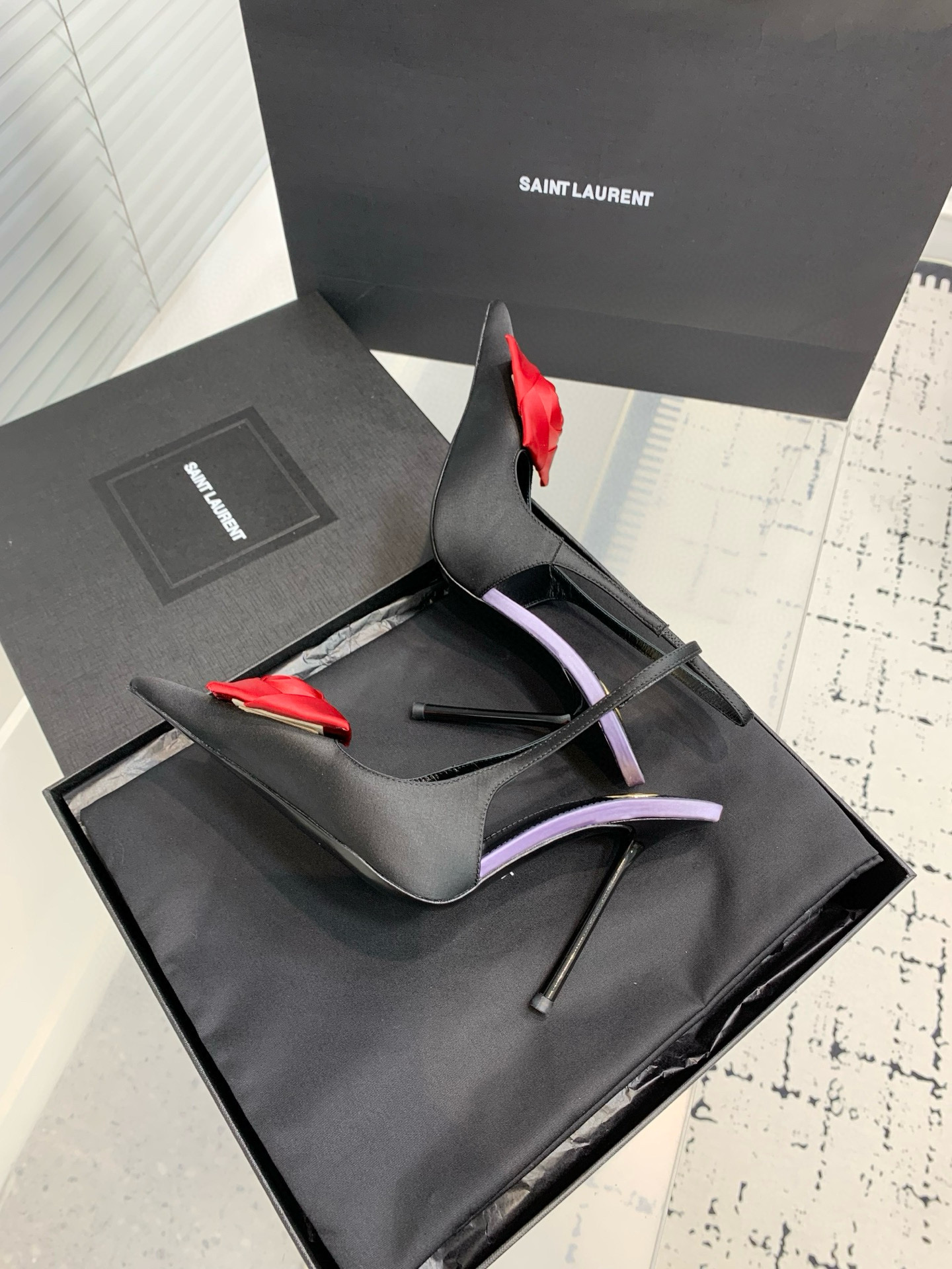 Туфли женские Saint Laurent с цветком slingback чёрного цвета с красным декором
