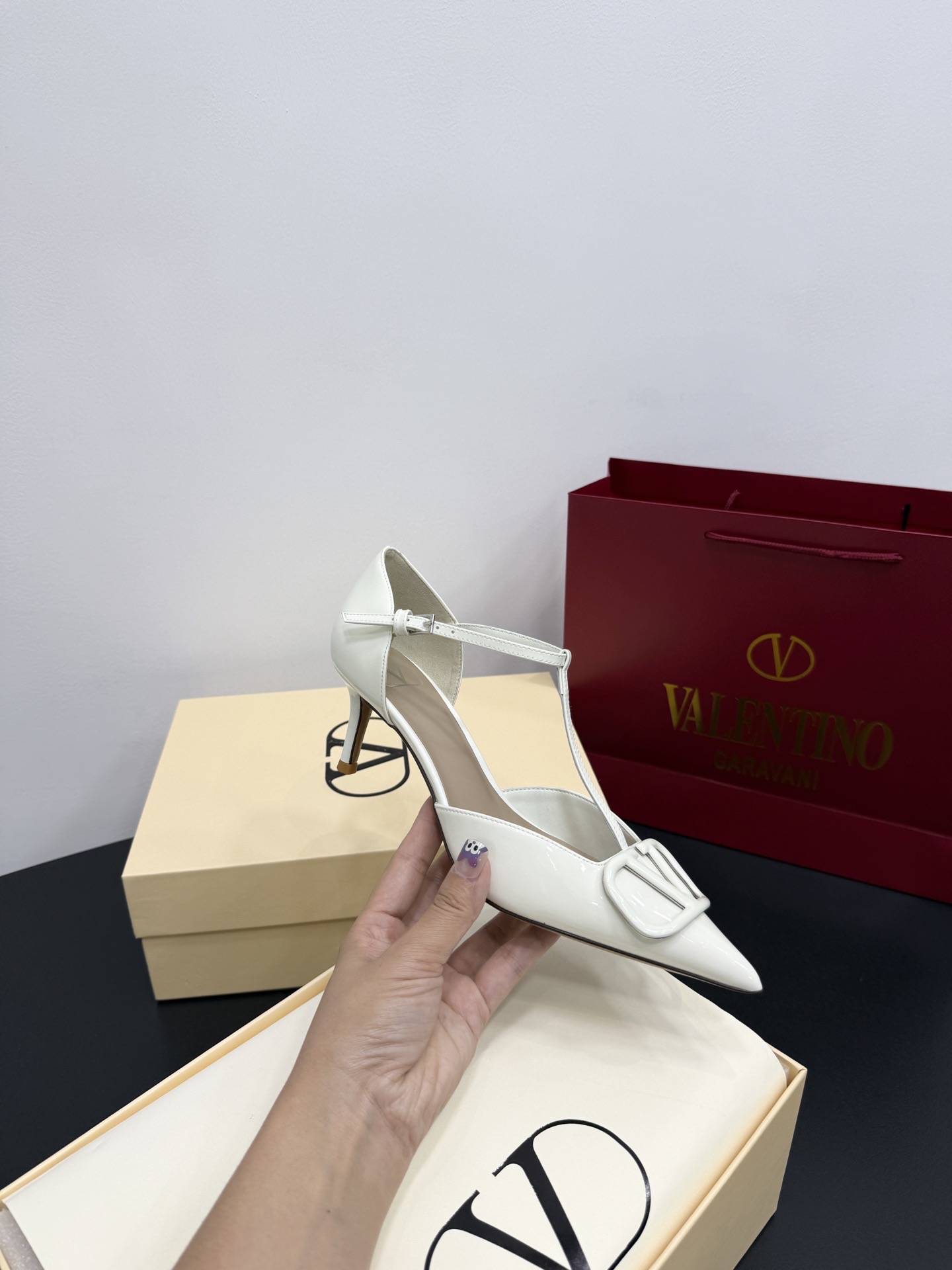 Туфли женские в стиле Valentino VLogo из лаковой натуральной кожи белого цвета