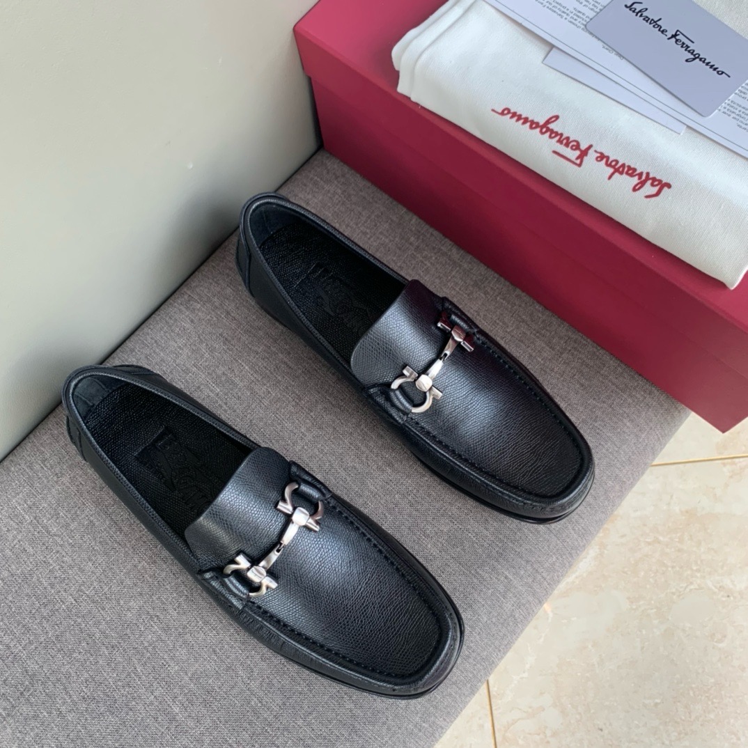 Лоферы мужские в стиле Salvatore Ferragamo из натуральной кожи с ладонной текстурой черного цвета