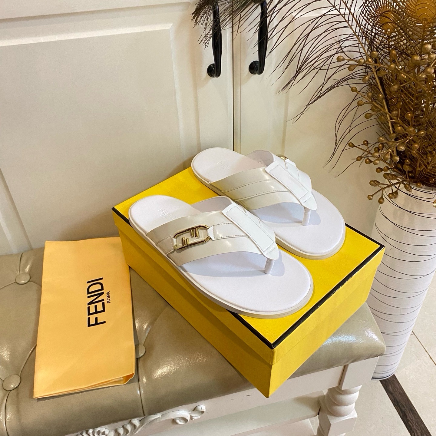 Шлёпанцы в стиле Fendi из натуральной кожи с ремешками