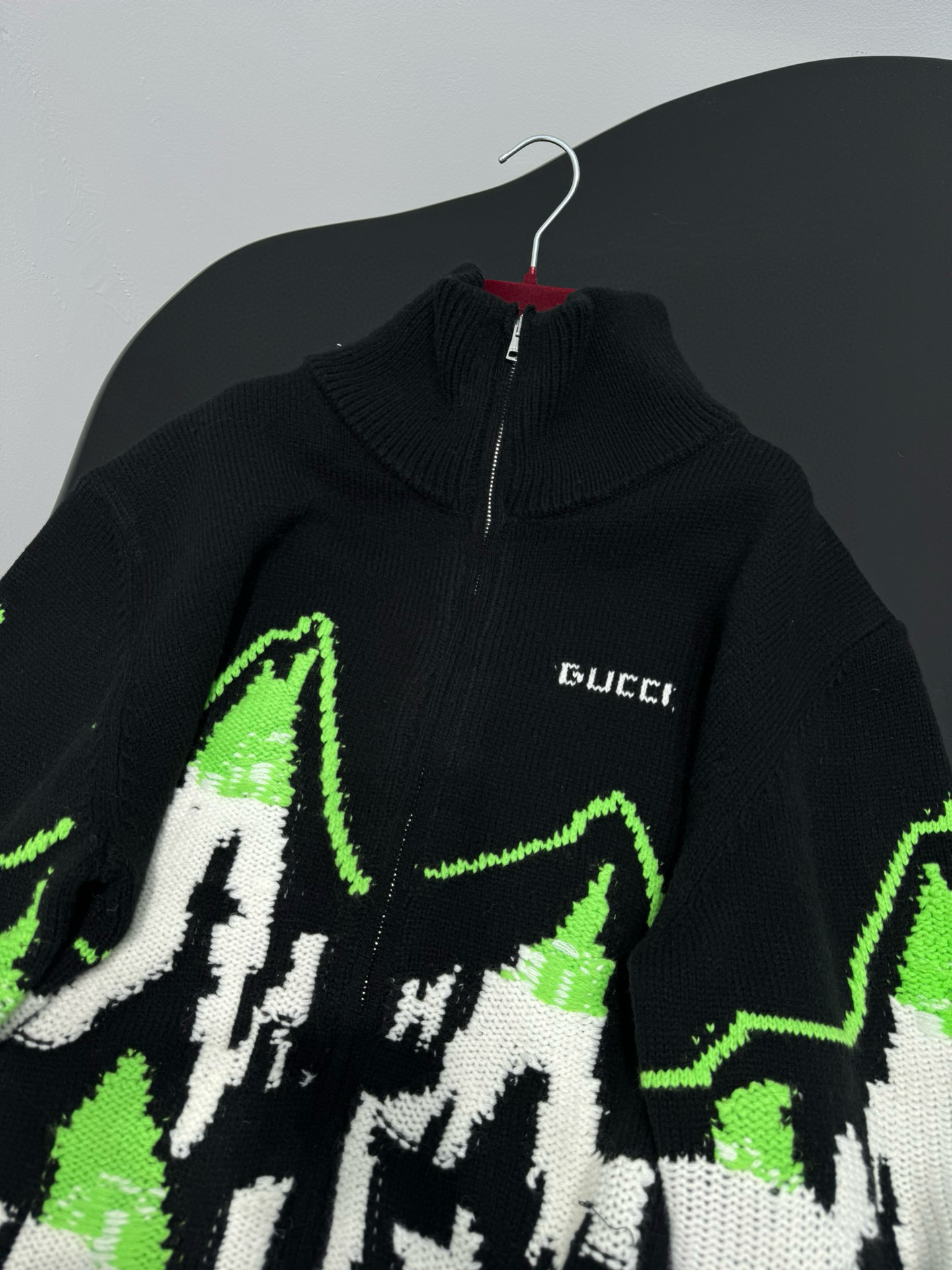 Куртка вязаная мужская в стиле Gucci из шерстяного трикотажа чёрно-белого цвета с жаккардовым узором