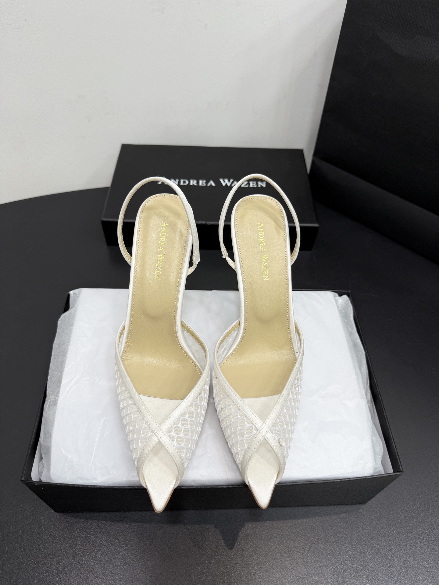 Туфли женские в стиле Andrea Wazen молочного цвета