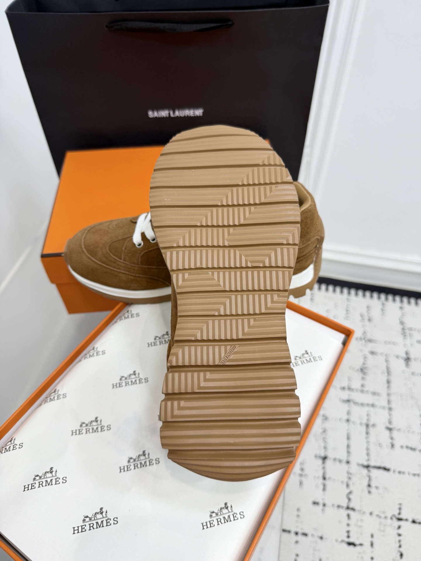 Кроссовки унисекс в стиле Hermès коричневого цвета