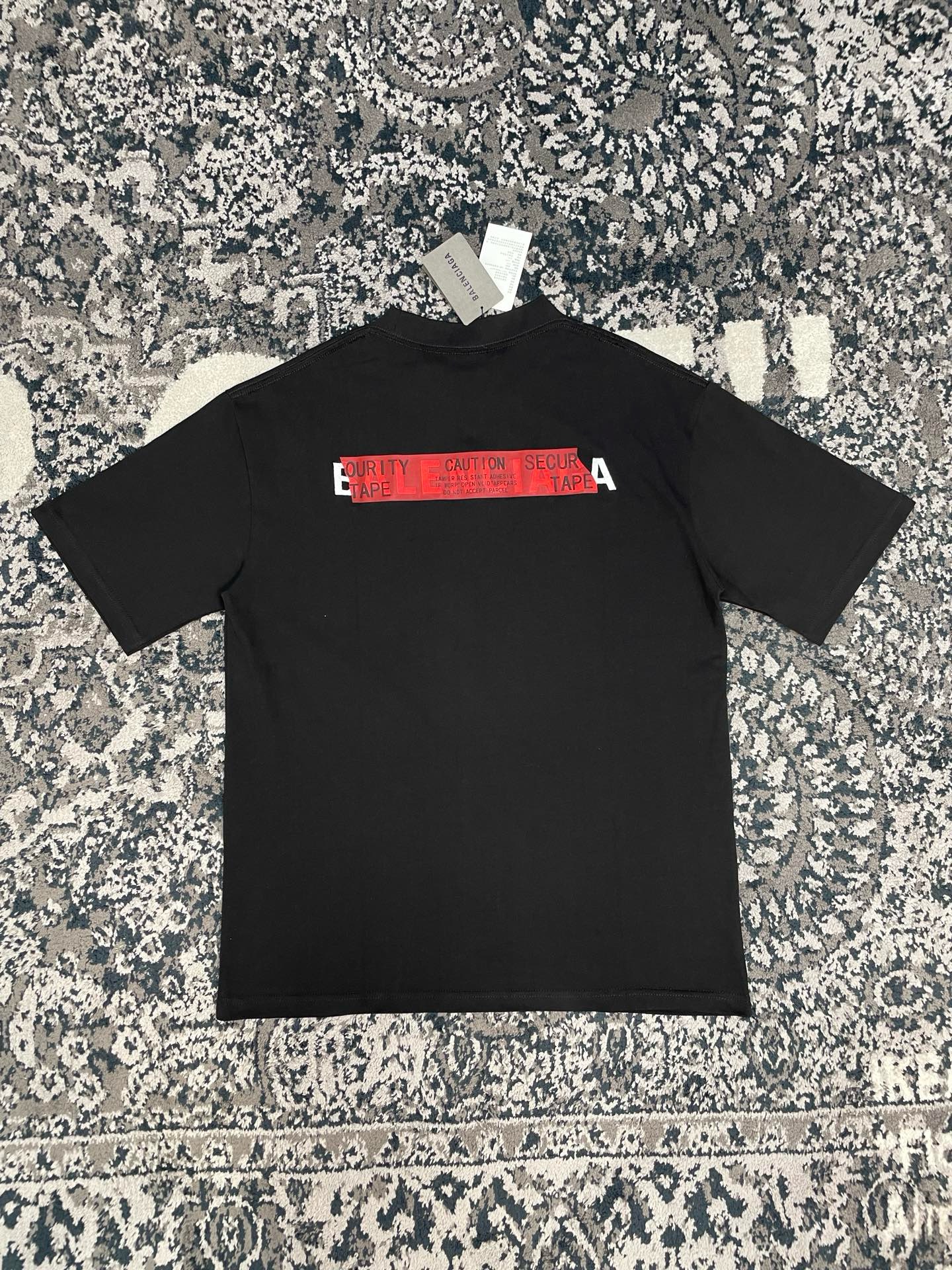 Футболка мужская Balenciaga Security Tape Logo Oversized  чёрного цвета с красным принтом