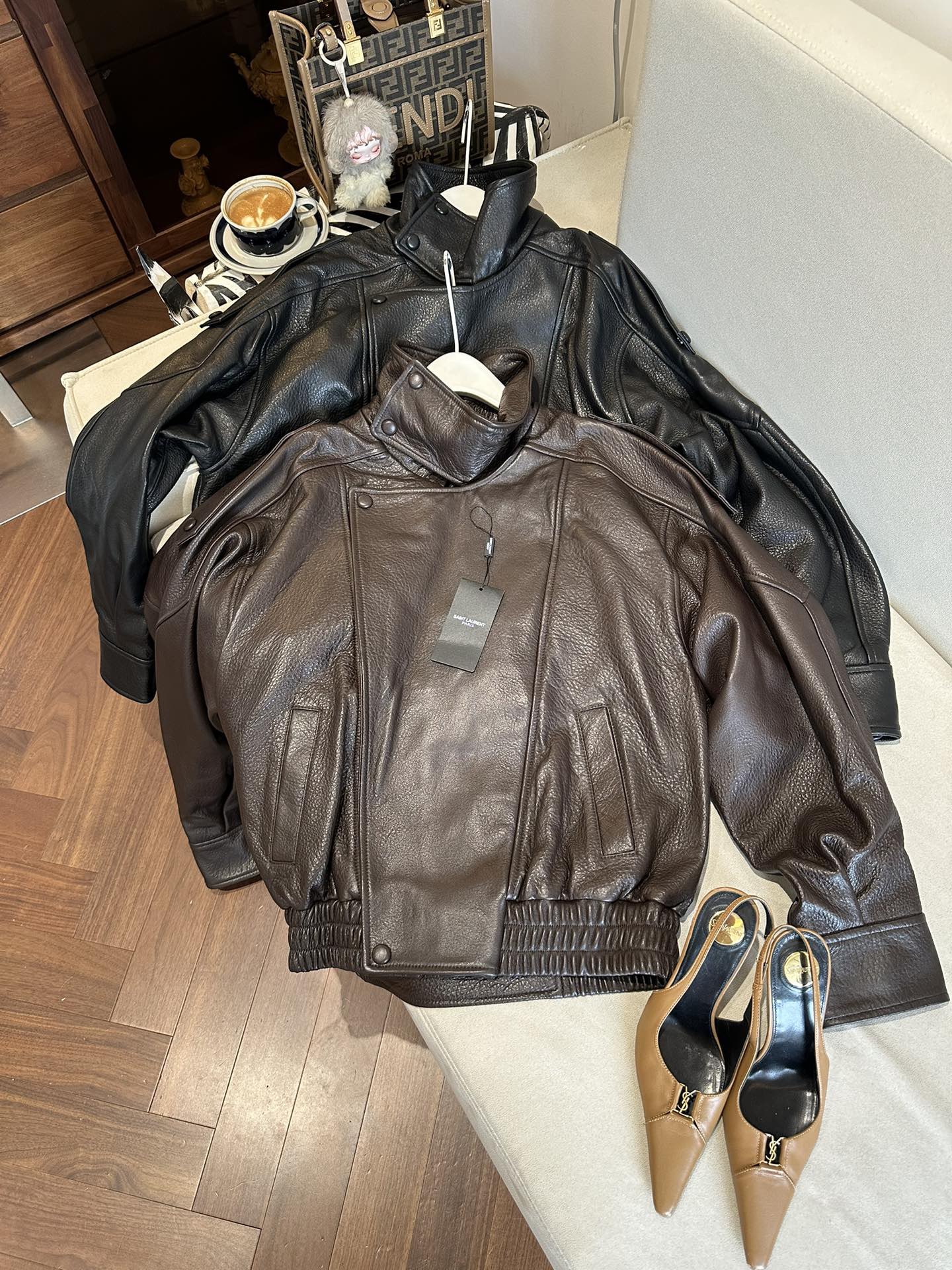 Куртки женские в стиле Saint Laurent из натуральной кожи коричневого и чёрного цвета укороченная с эластичным поясом