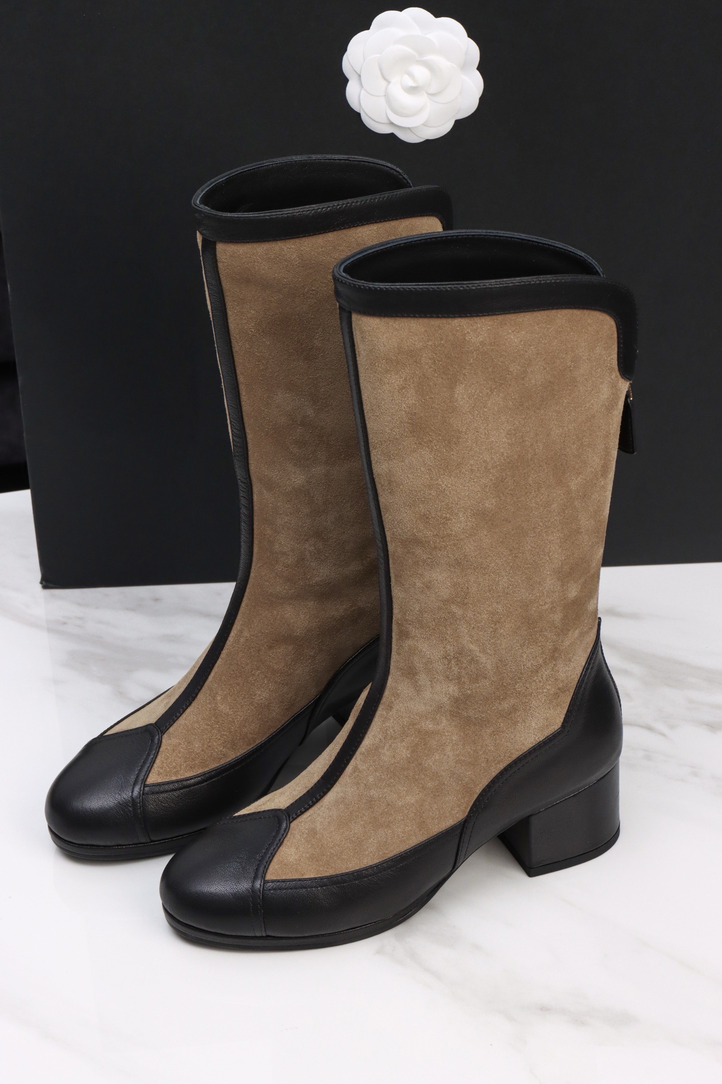 Сапоги женские Chanel Riding Boots бежево-чёрного цвета