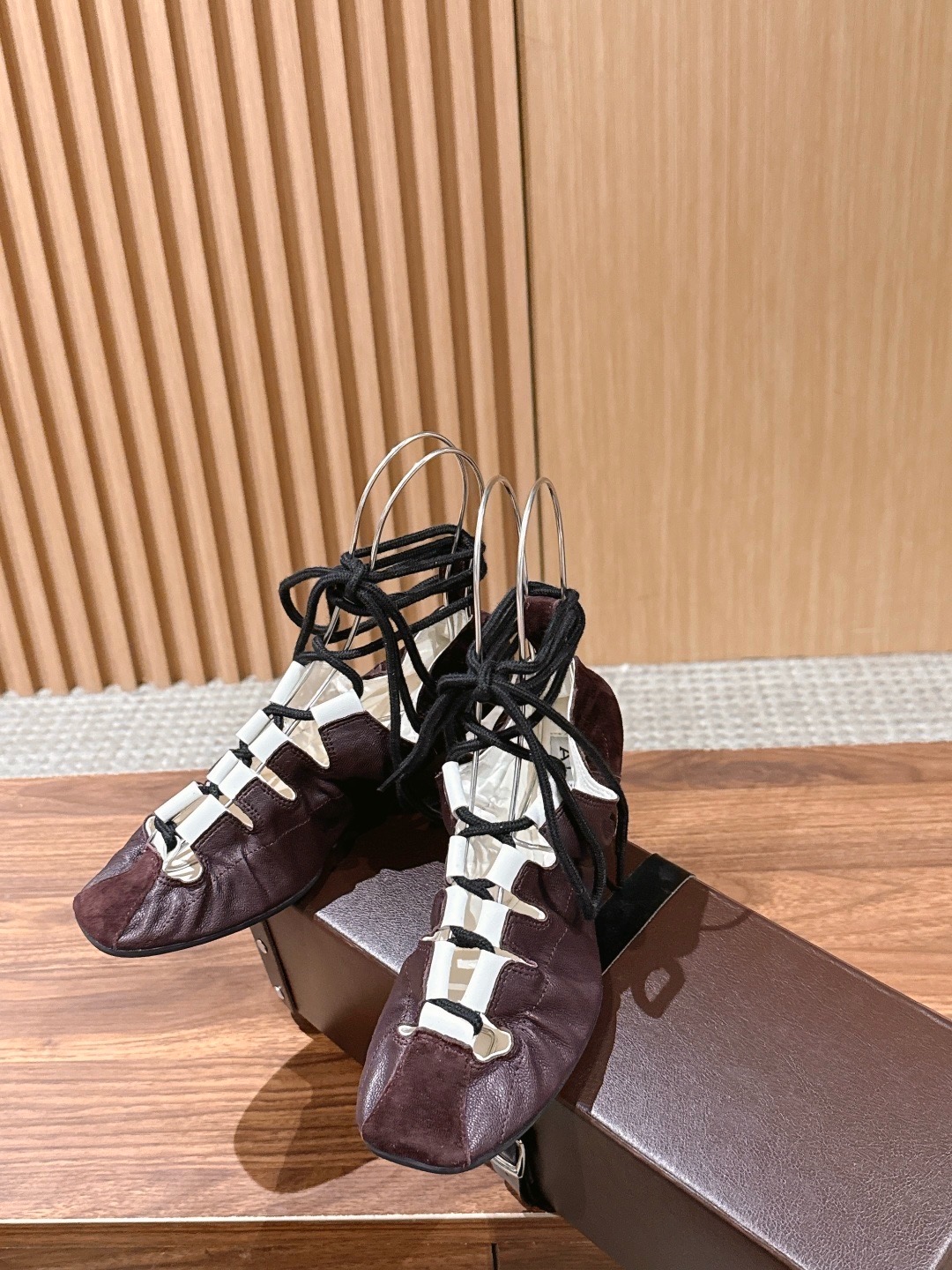 Балетки женские в стиле Alaïa Fold из натуральной замши со шнуровкой бордово-молочного цвета