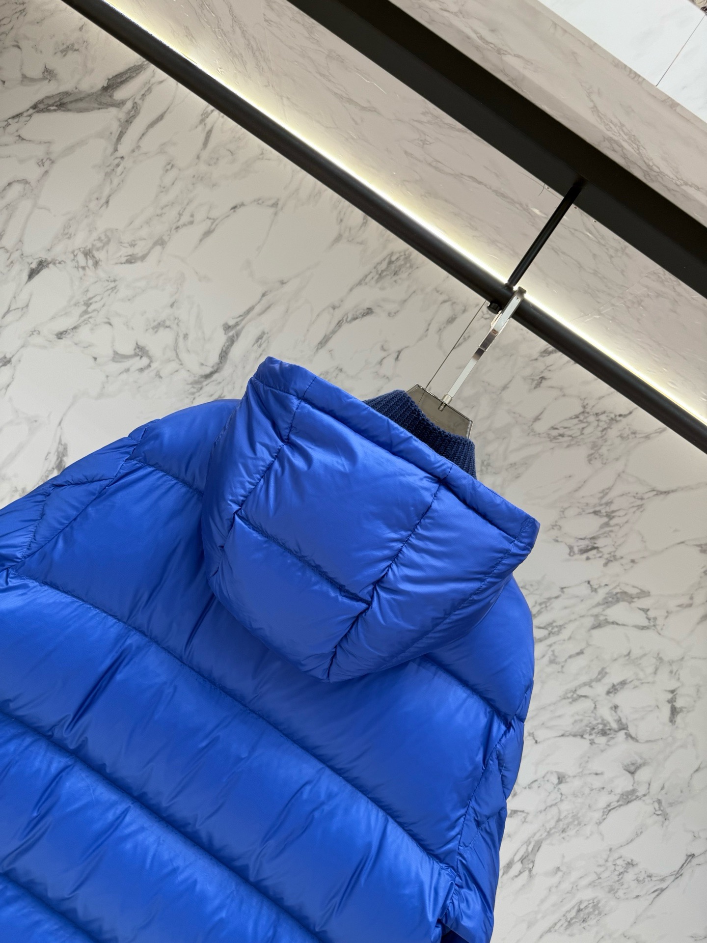 Пуховик мужской Moncler Maya синего цвета с натуральным пухом и съёмным капюшоном
