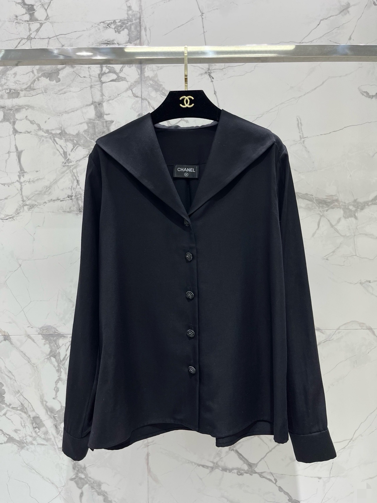 Блуза женская в стиле Chanel чёрного цвета с V-образным вырезом