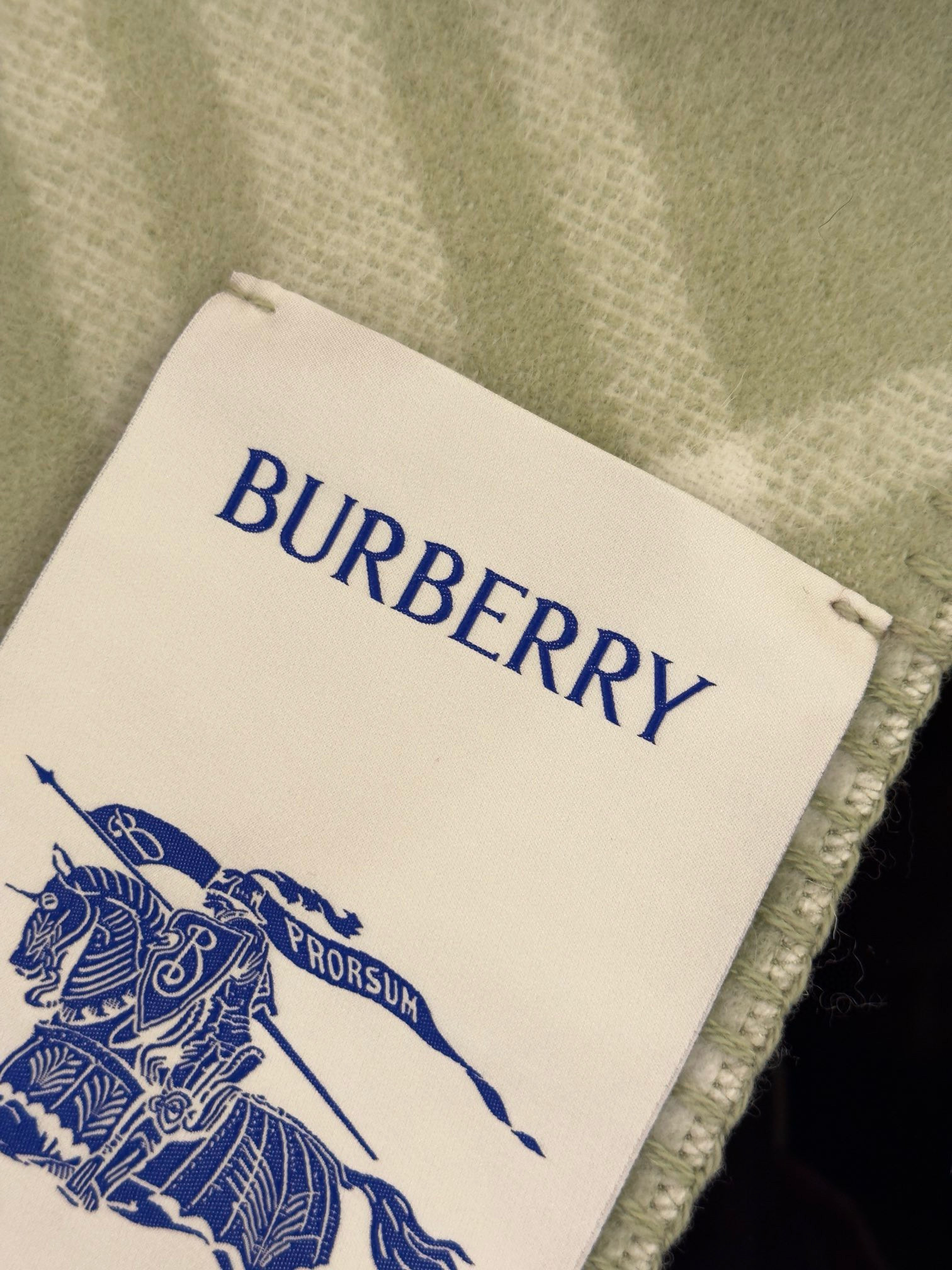 Шарф унисекс в стиле Burberry двусторонний из мягкой шерсти с диагональной клеткой оливкого цвета