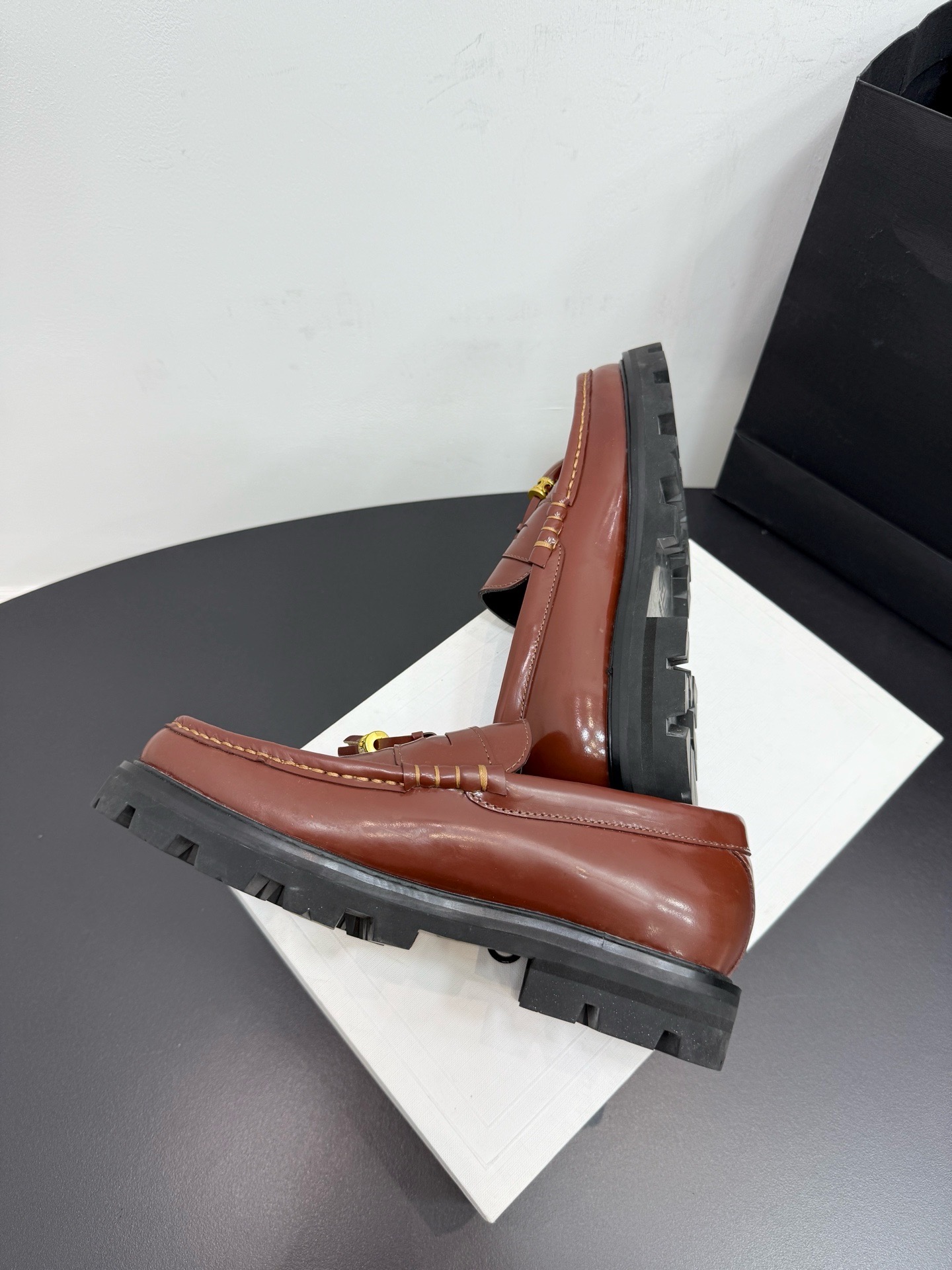 Лоферы женские в стиле Celine Triomphe из натуральной кожи коричневого цвета