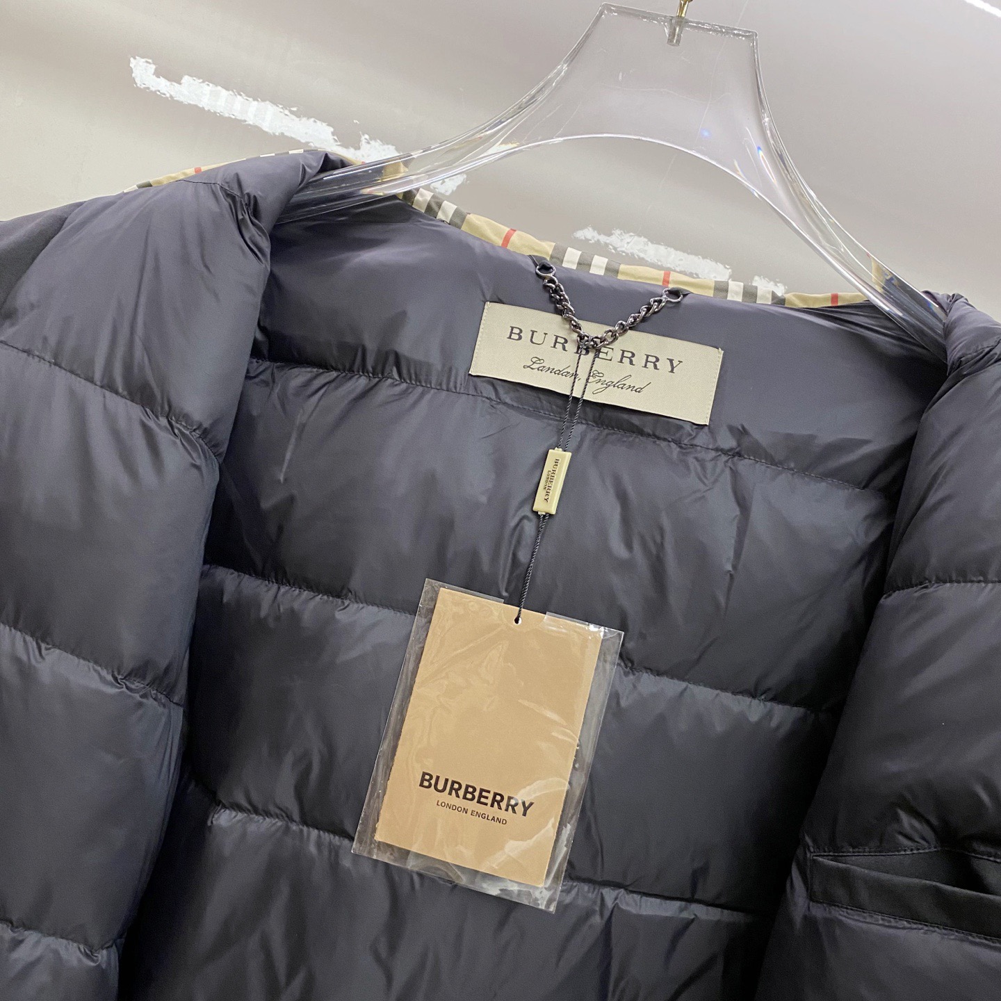 Куртка пуховая мужская Burberry чёрного цвета с натуральным пухом и снегозащитной юбкой
