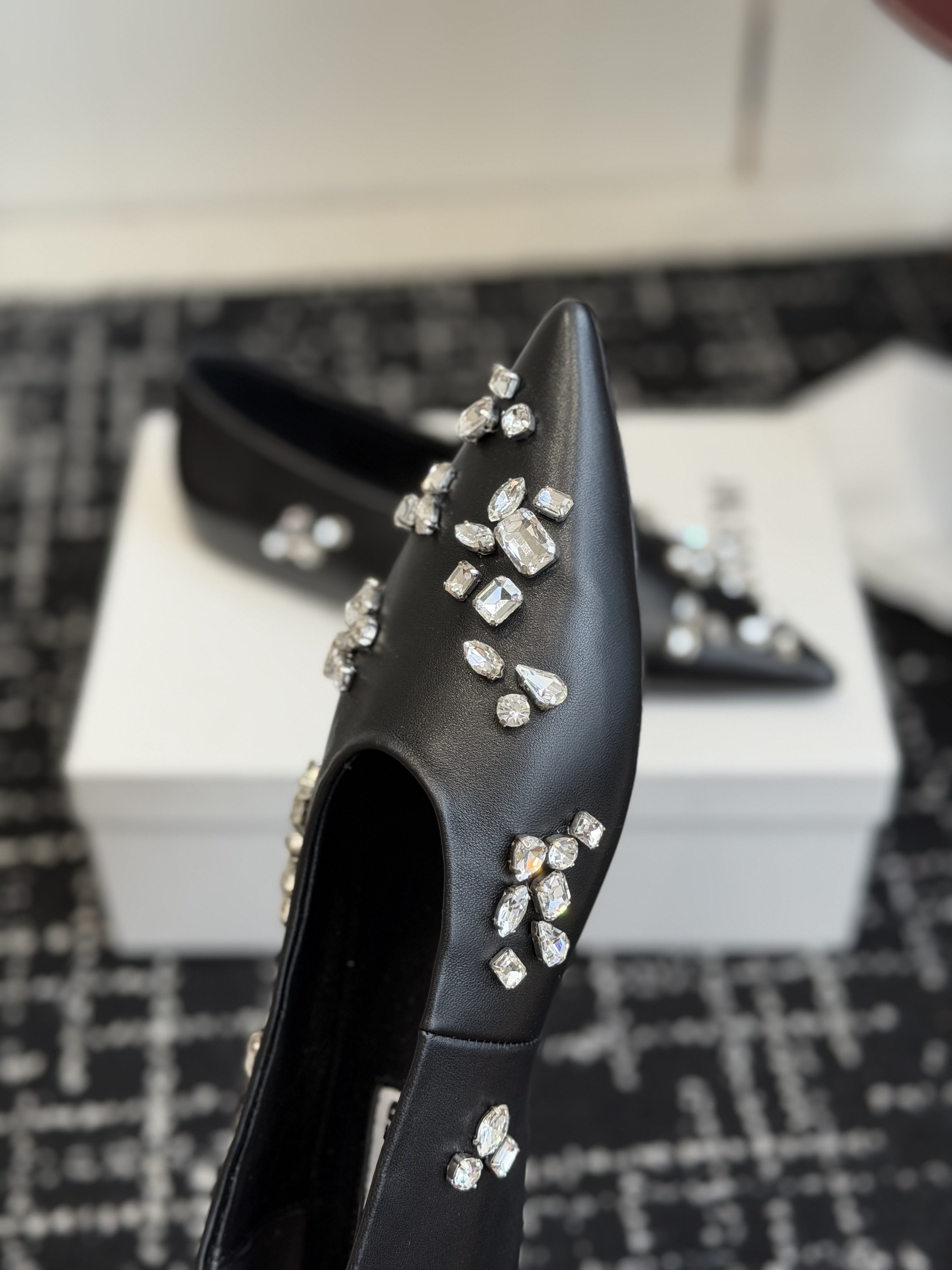 Балетки женские в стиле Jil Sander с кристаллами черного цвета