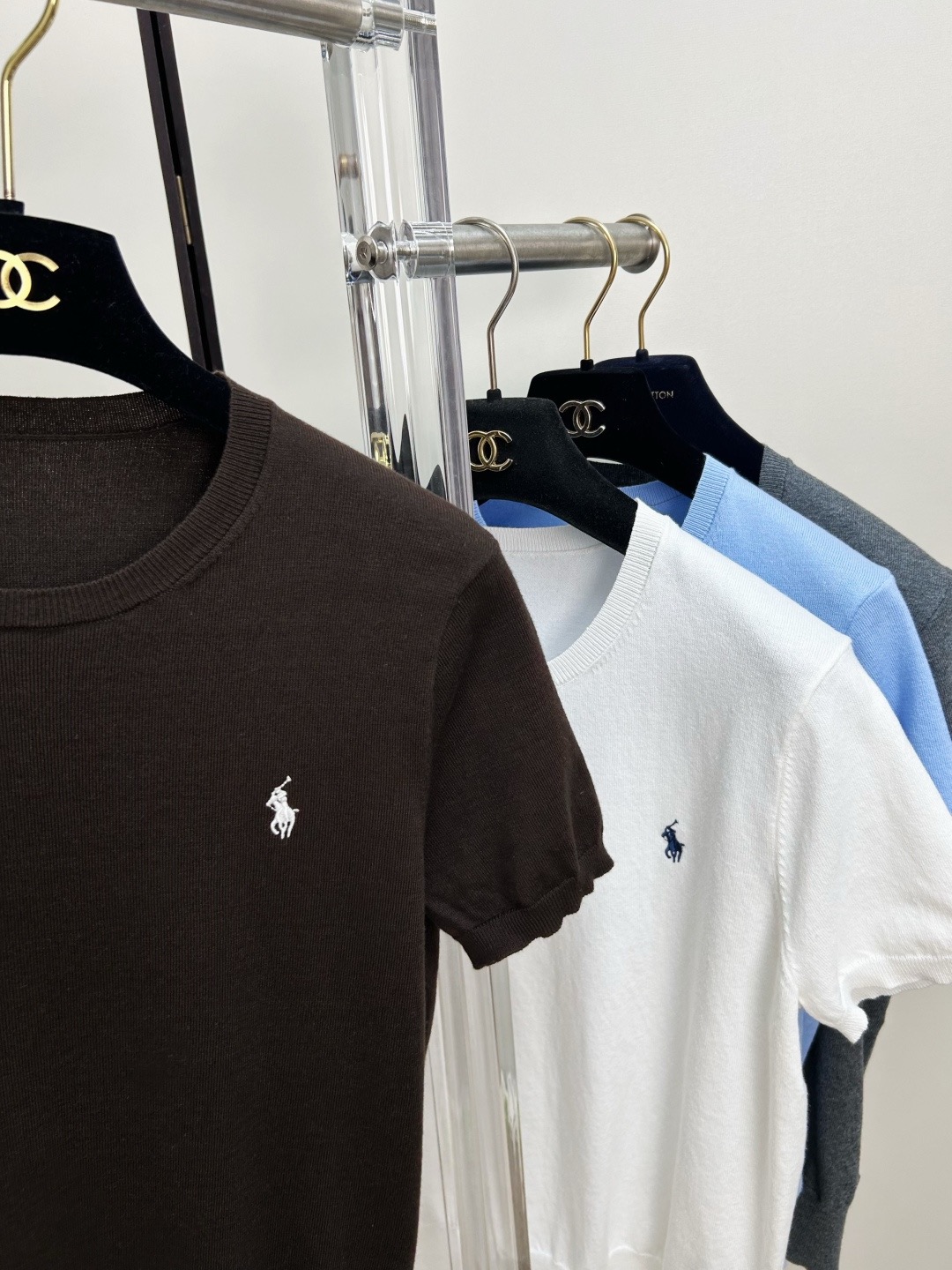 Футболка женская Ralph Lauren в голубом, белом, тёмно-коричневом, сером и чёрном цветах с вышитым логотипом
