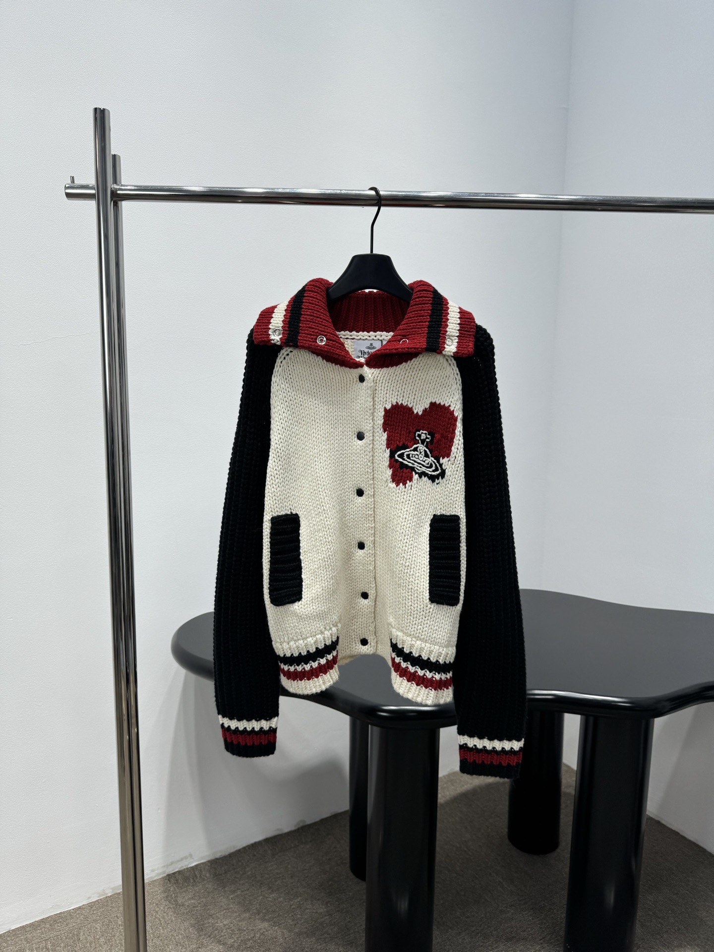 Кардиган женский в стиле Vivienne Westwood  с контрастными рукавами и вышивкой