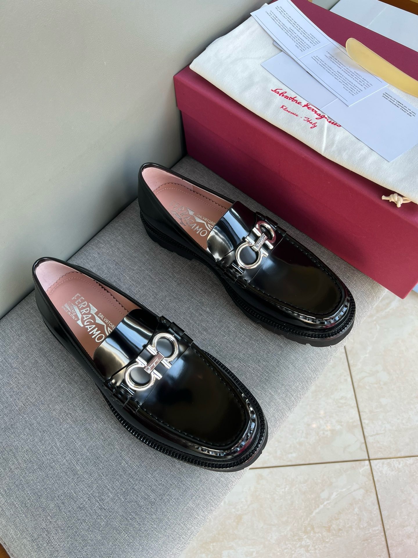 Лоферы мужские в стиле Salvatore Ferragamo из натуральной кожи черного цвета