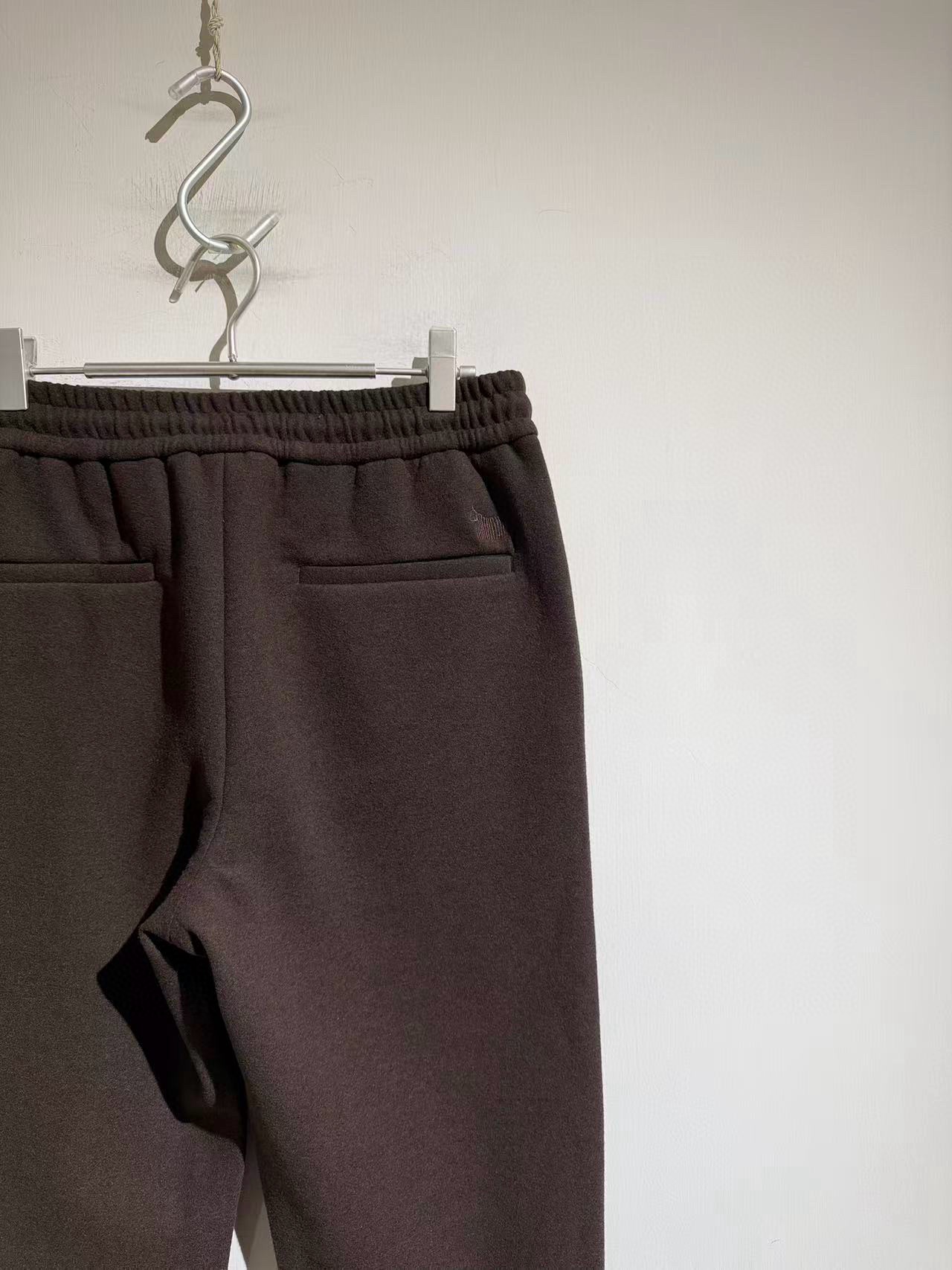 Брюки мужские в стиле Loro Piana  кофейного цвета с эластичным поясом