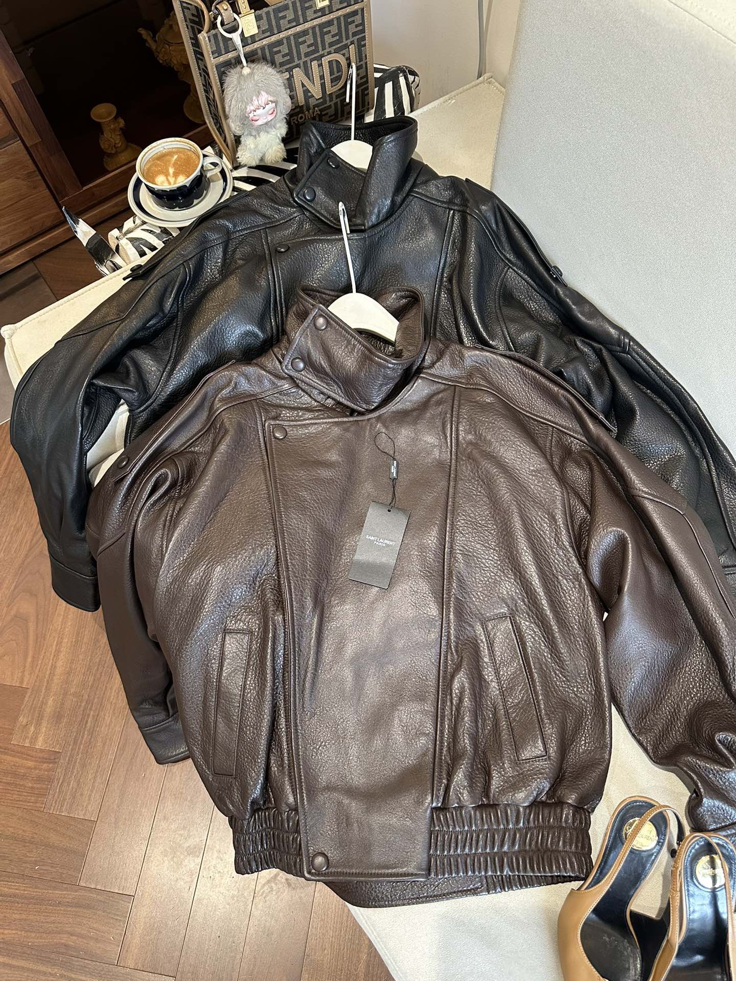 Куртки женские в стиле Saint Laurent из натуральной кожи коричневого и чёрного цвета укороченная с эластичным поясом