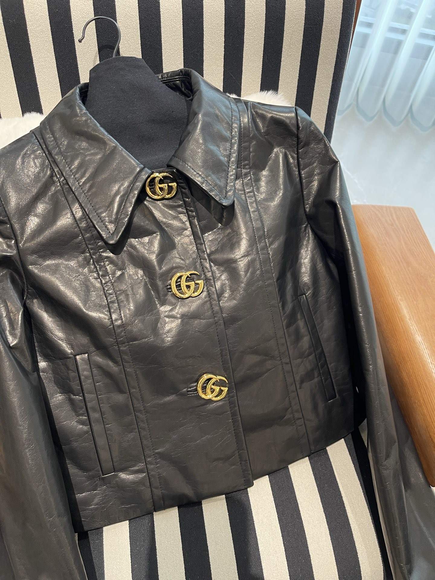 Костюм женский в стиле Gucci из натуральной кожи чёрного цвета: куртка и юбка с декоративными пуговицами