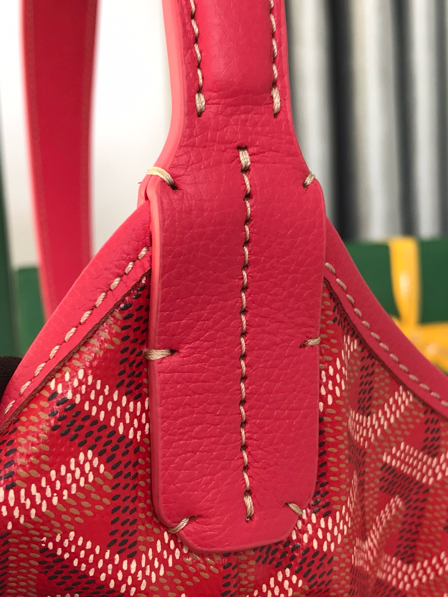 Сумка женская Goyard Hobo Bohème малинового цвета