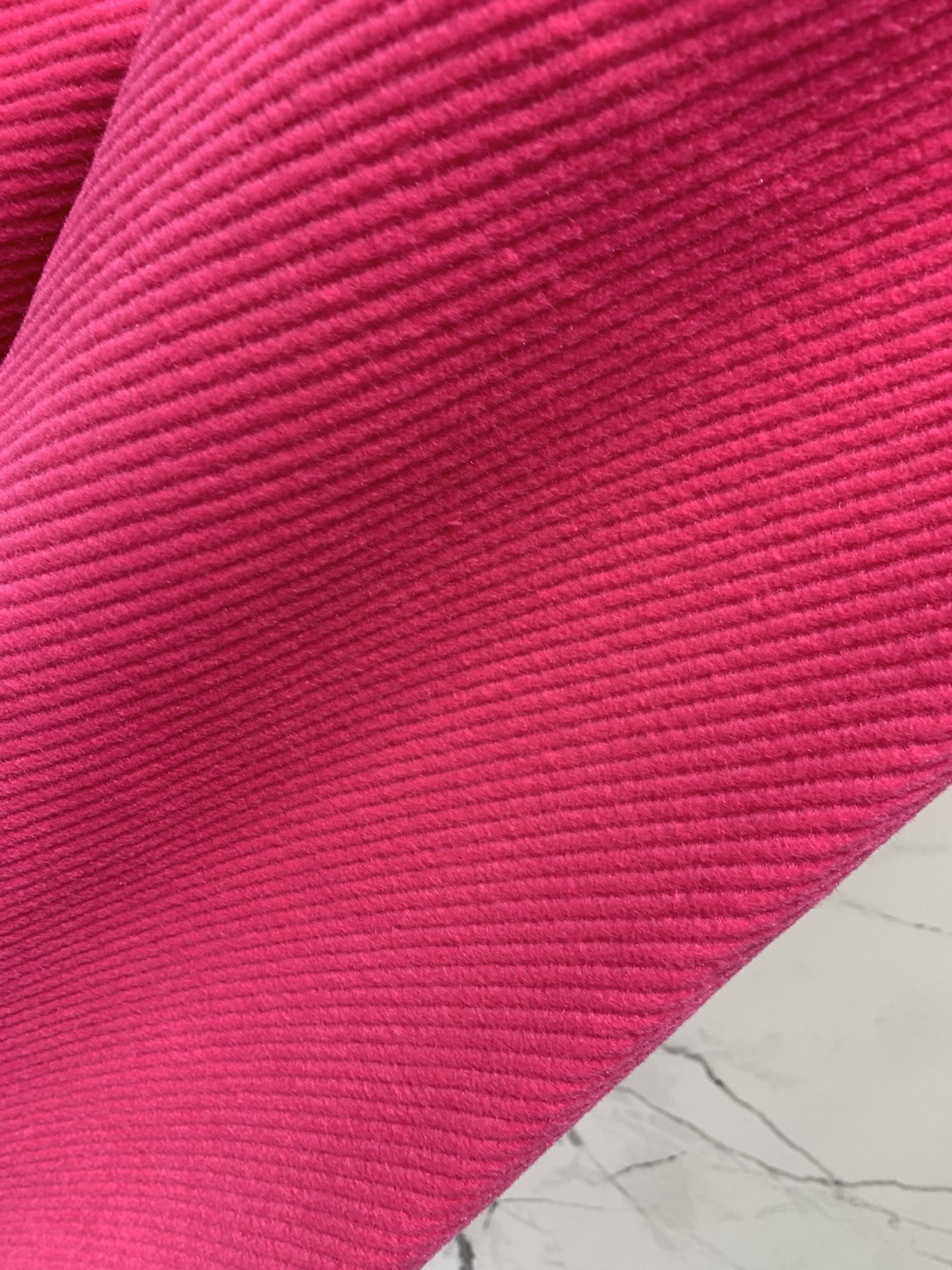 Брюки женские в стиле Saint Laurent из текстурной ткани ярко-розового цвета с широким силуэтом