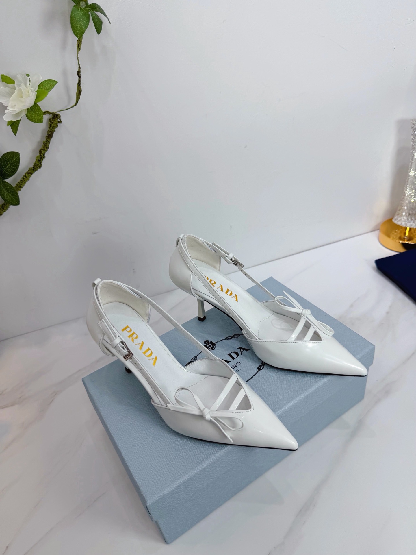 Туфли женские Prada из натуральной лакированной кожи белого цвета