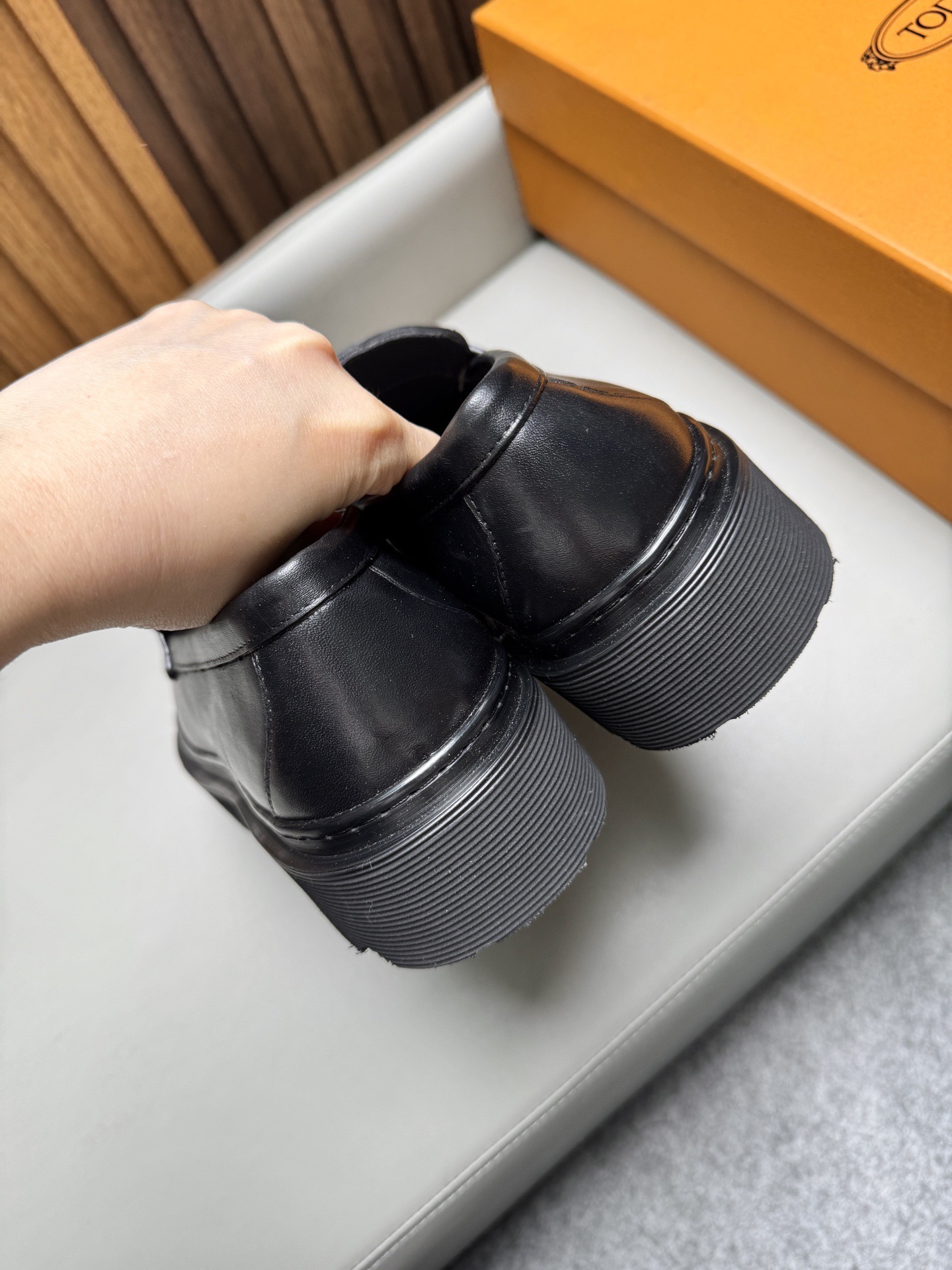 Лоферы мужские в стиле Tod’s черного цвета на массивной подошве