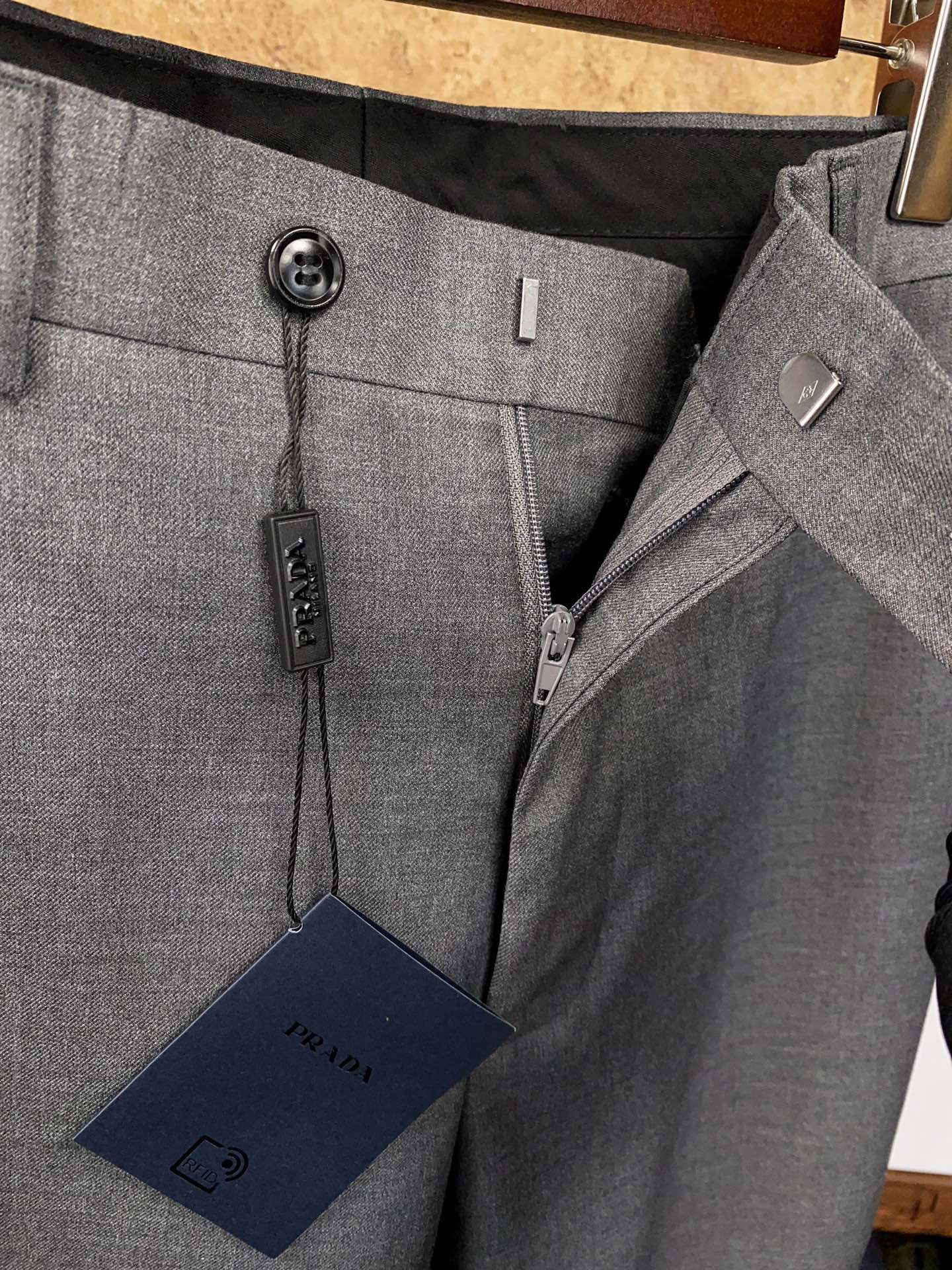 Костюм мужской в стиле Prada классический серого цвета (пиджак + брюки)