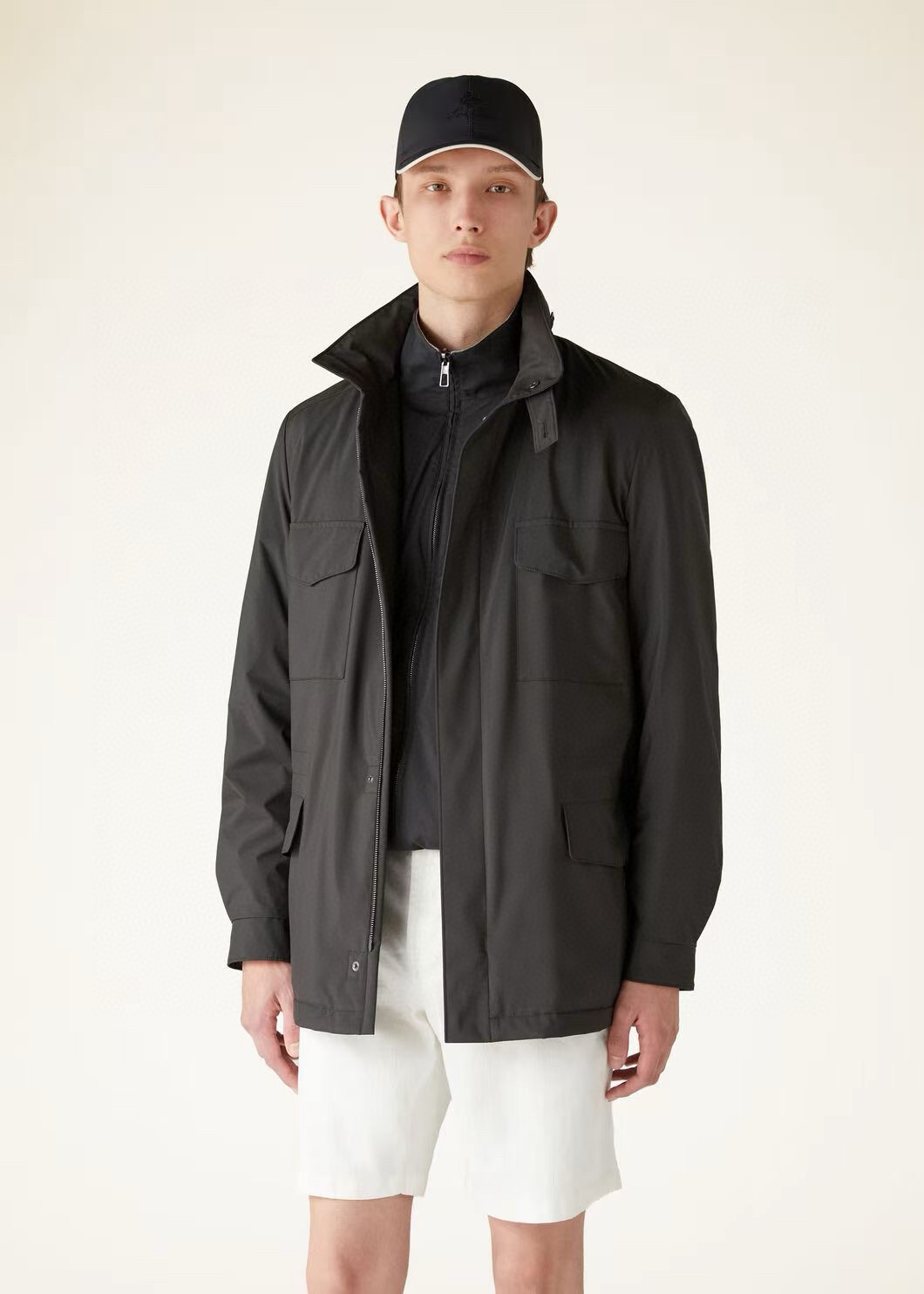 Куртка мужская в стиле Loro Piana Traveller Windmate® из технологичной ткани серого цвета с капюшоном