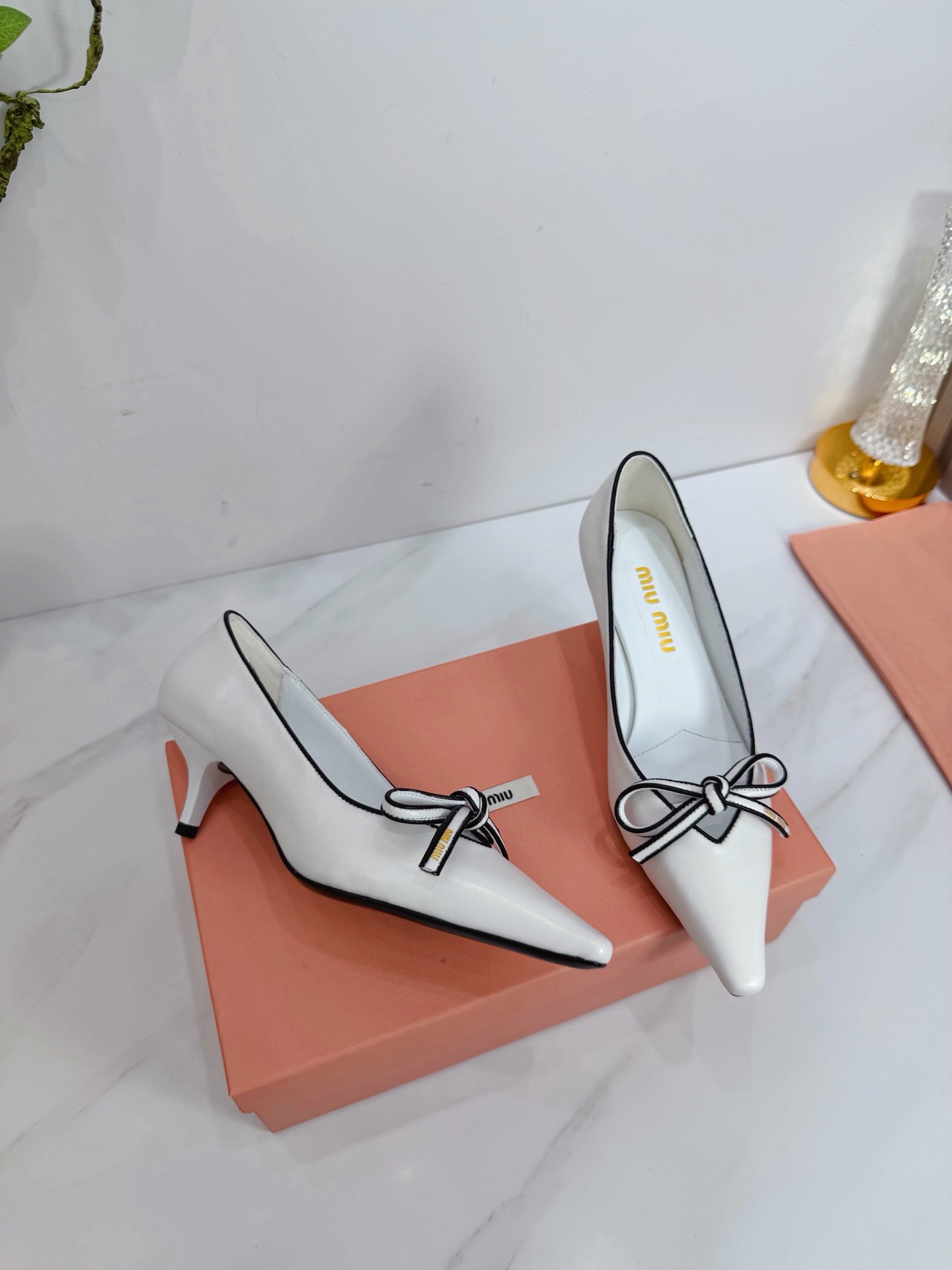 Туфли женские Miu Miu из натуральной кожи белого цвета с чёрной окантовкой