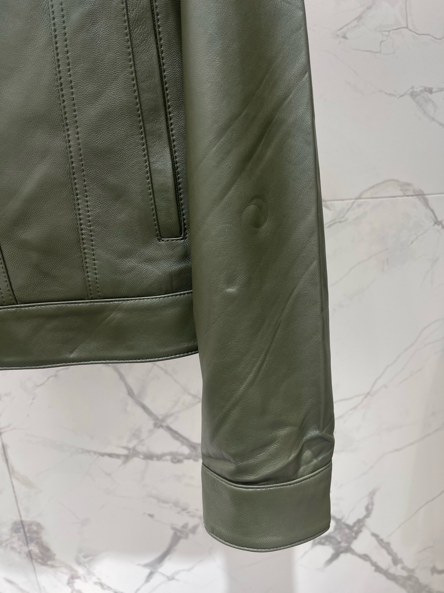 Куртка женская Bottega Veneta тёмно-зелёного цвета с плетёным воротником Intrecciato