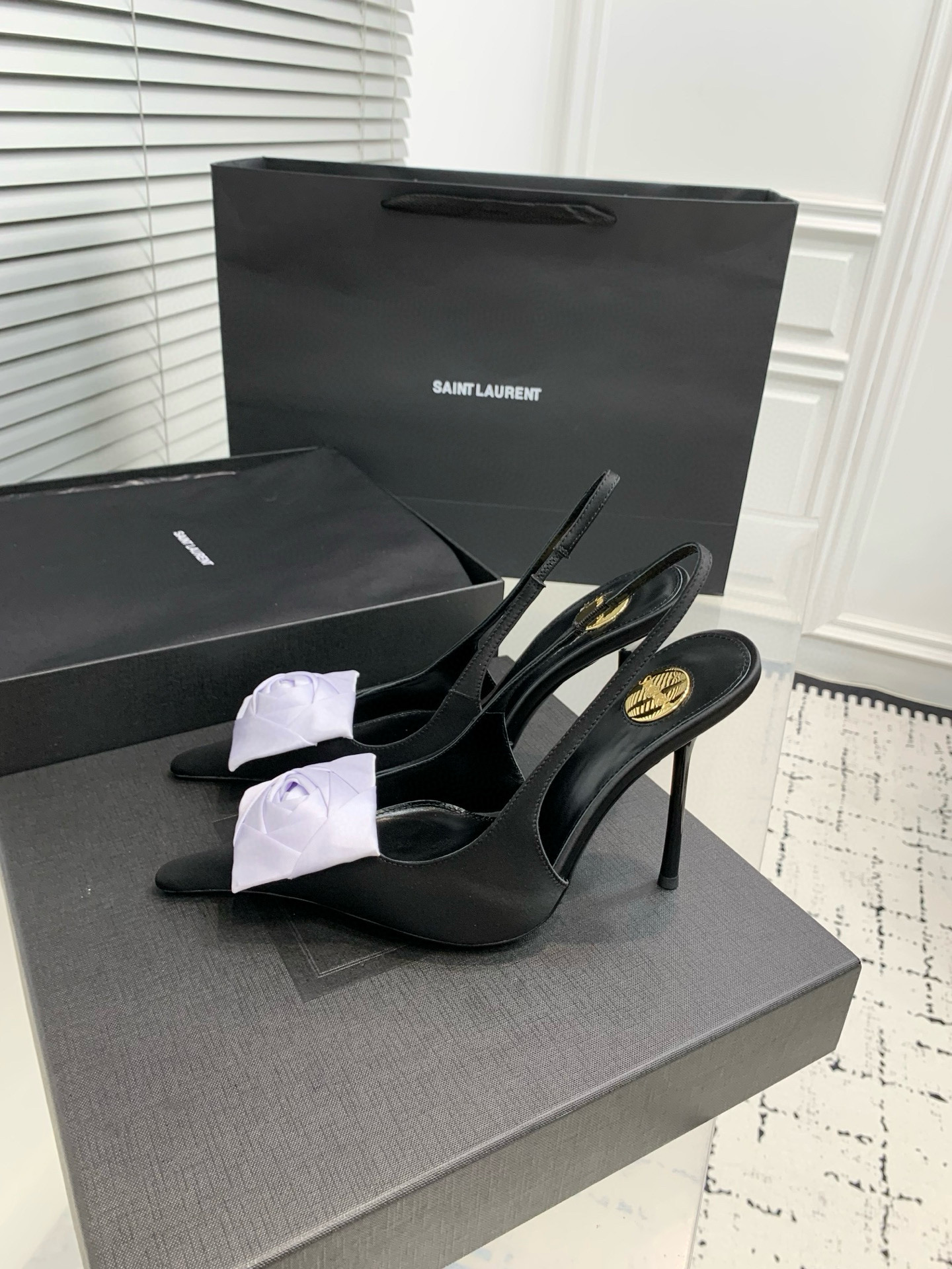 Туфли женские Saint Laurent с цветком slingback чёрного цвета с белым декором
