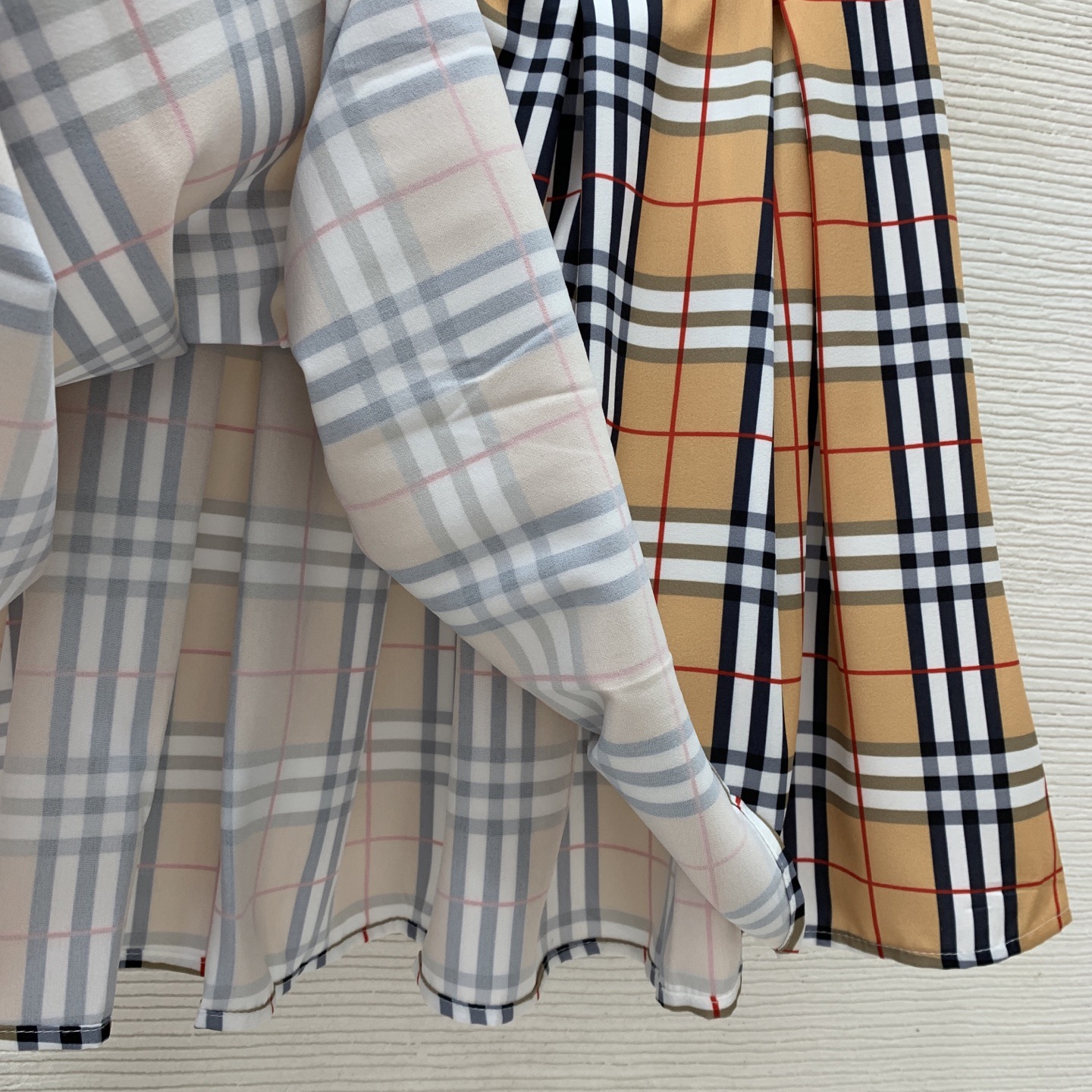 Костюм женский в стиле Burberry: футболка с логотипом и плиссированная юбка