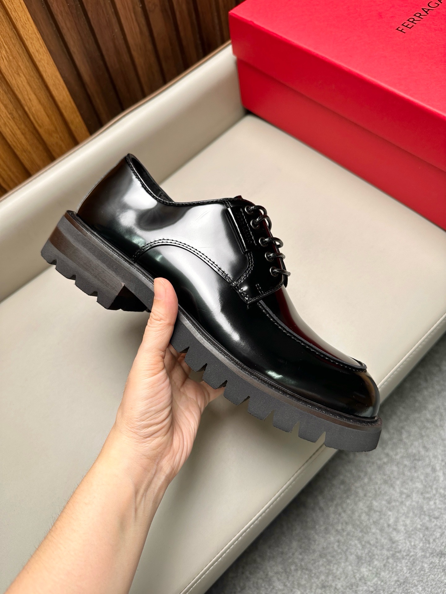 Дерби мужские Ferragamo Italo чёрного цвета на массивной подошве