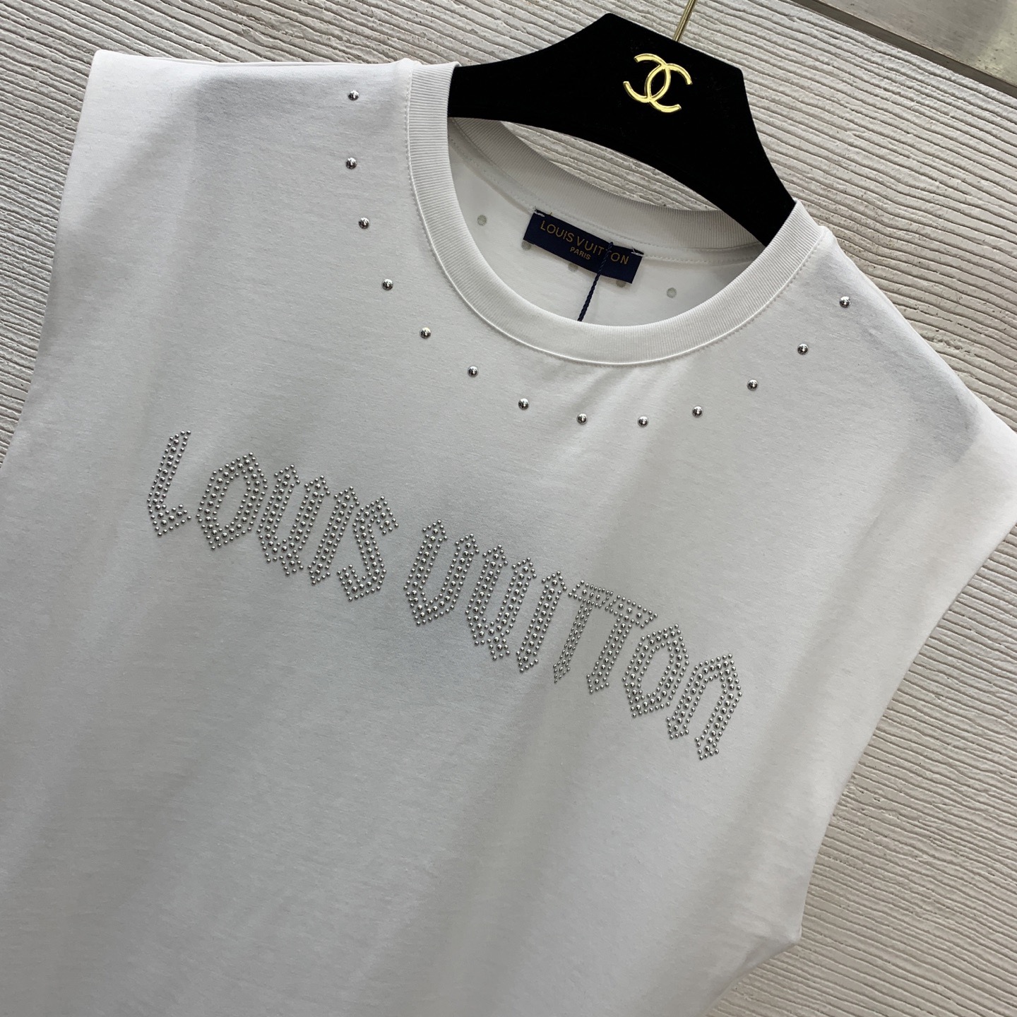 Топ женский Louis Vuitton белого цвета с логотипом и декоративными заклёпками